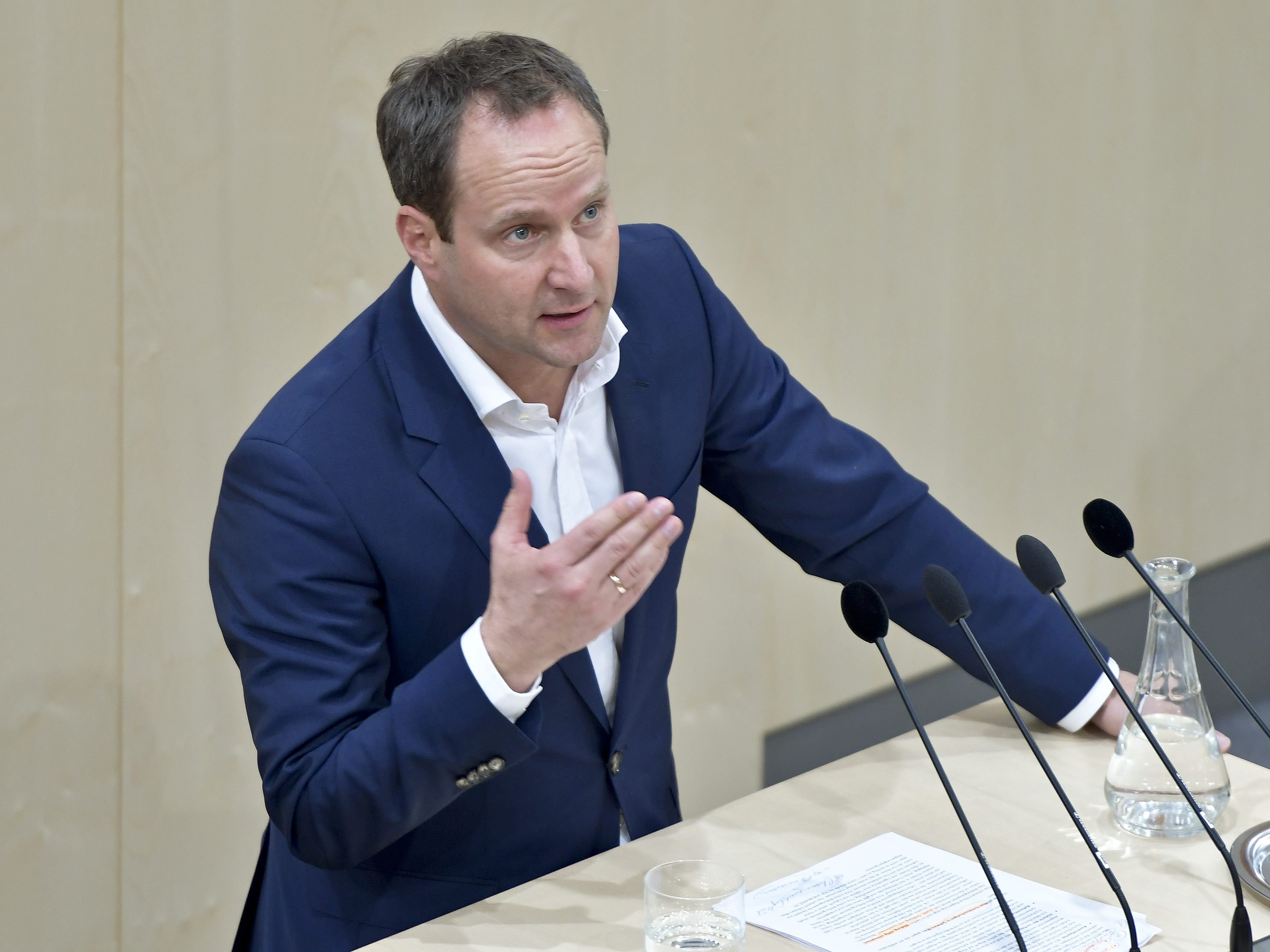 NEOS-Chef Strolz ist sich sicher, dass die Regierung das "Don't Smoke"-Volksbegehren ignorieren möchte.