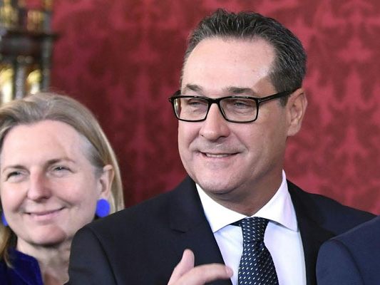 Kneissl und Strache empfangen den umstrittenen Abgeordneten Glick in Wien.