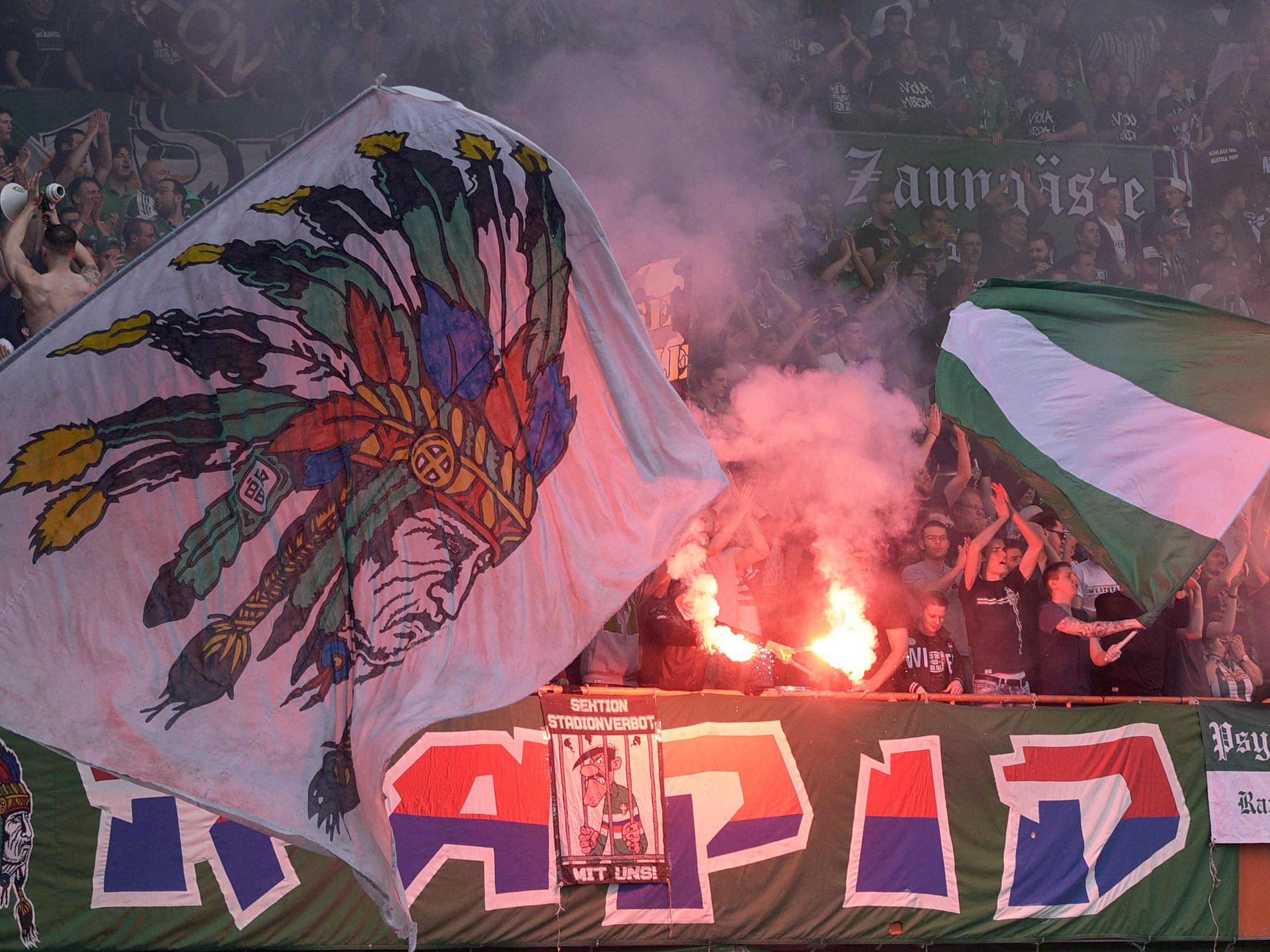 Acht Hausverbote hat Rapid Wien nach den Vorfällen beim Derby ausgesprochen.