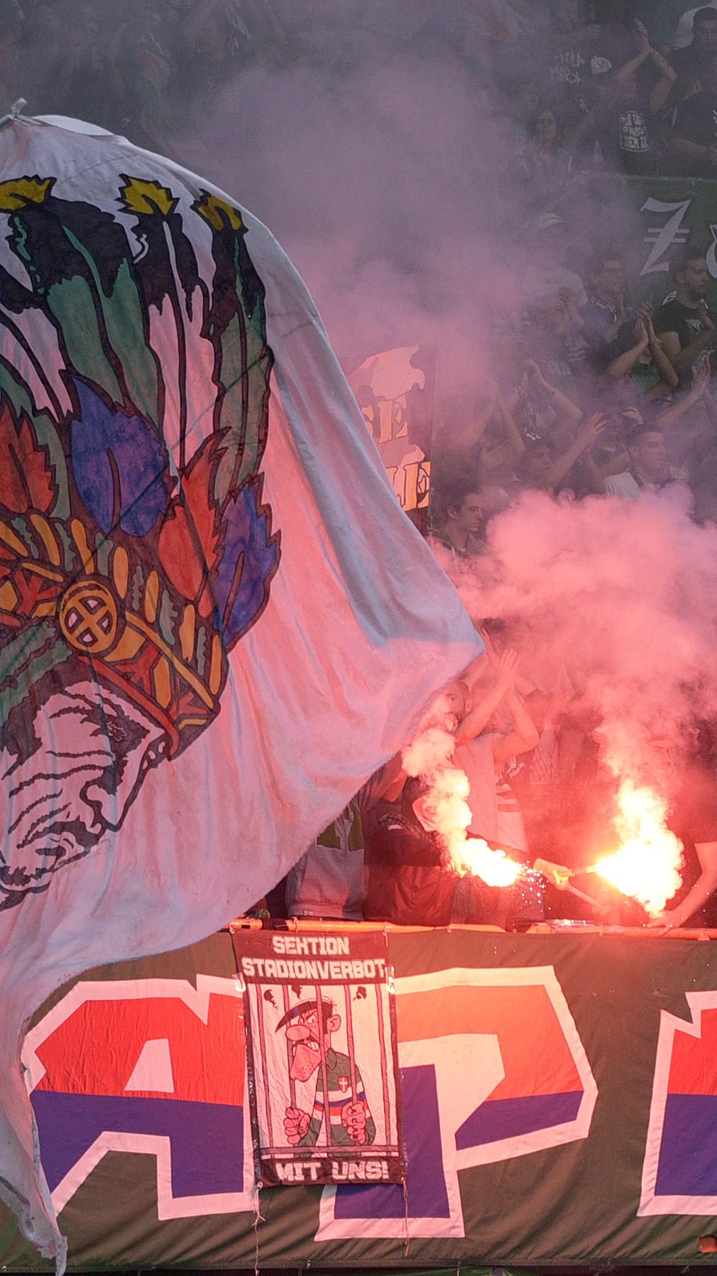 Acht Hausverbote hat Rapid Wien nach den Vorfällen beim Derby ausgesprochen.