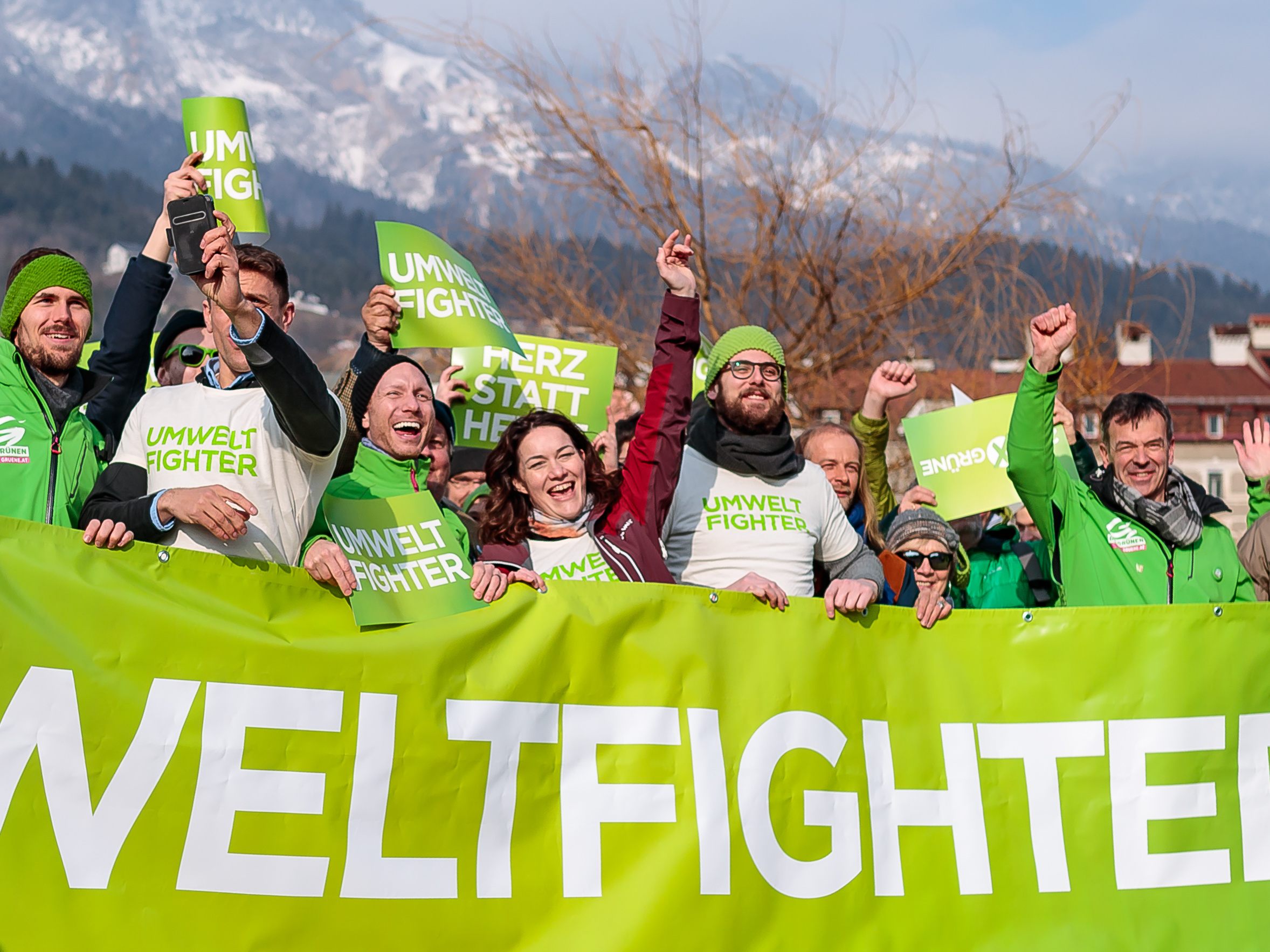 Die Tiroler Grünen begingen den Wahlkampf-Abschluss mit vielen Schreien nach Liebe.
