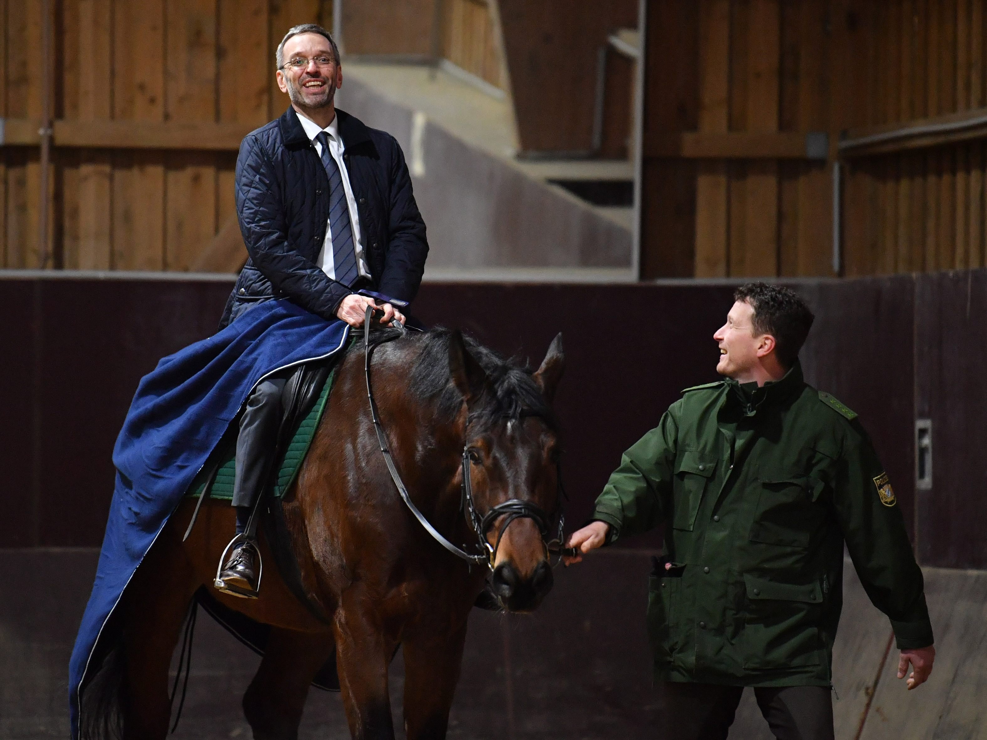 Der Minister scheute auch nicht davor zurück, selbst auf einem Pferd Platz zu nehmen.