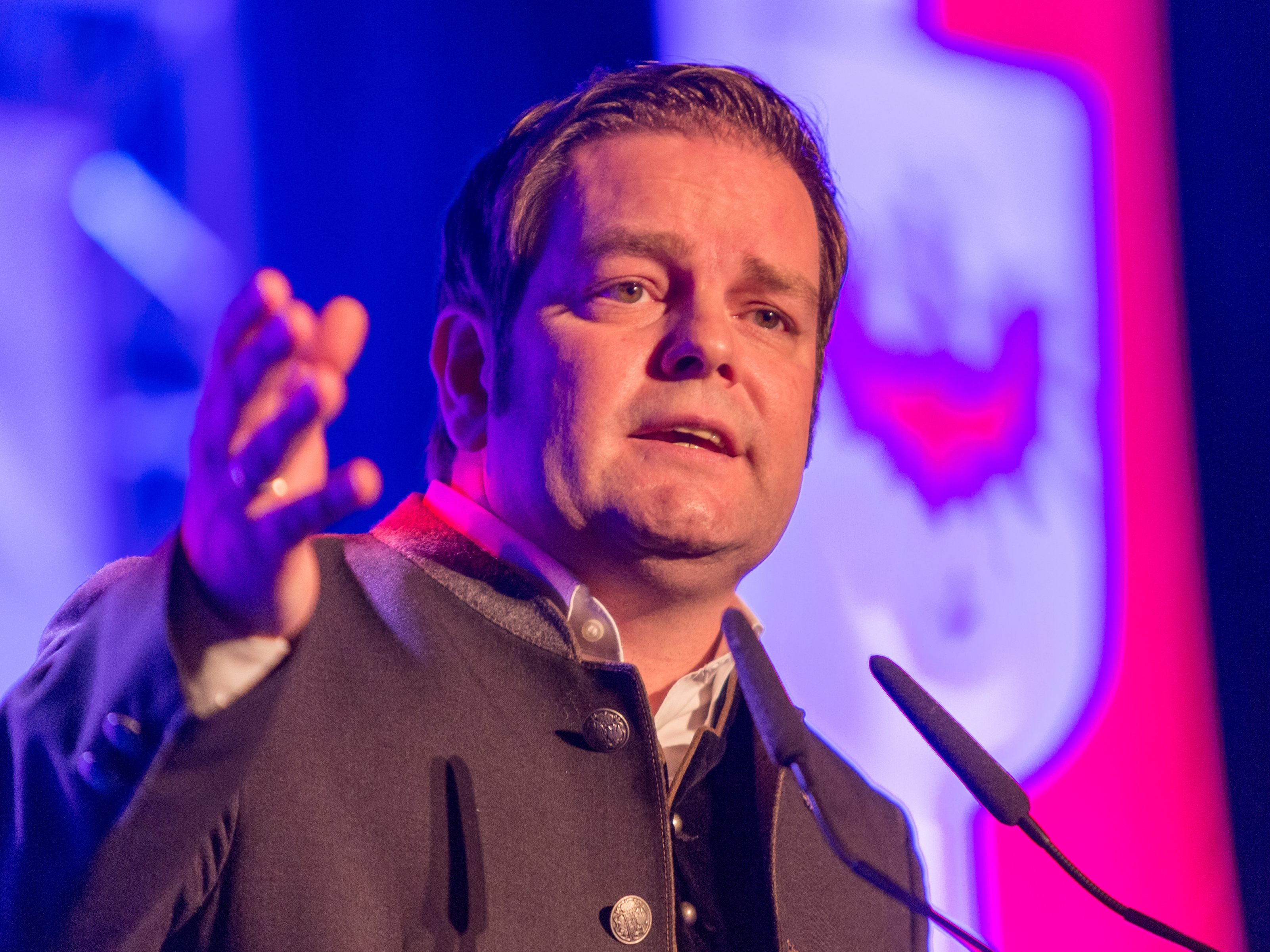 Die Tiroler FPÖ fiebert am Würstelstand dem Wahltag entgegen.