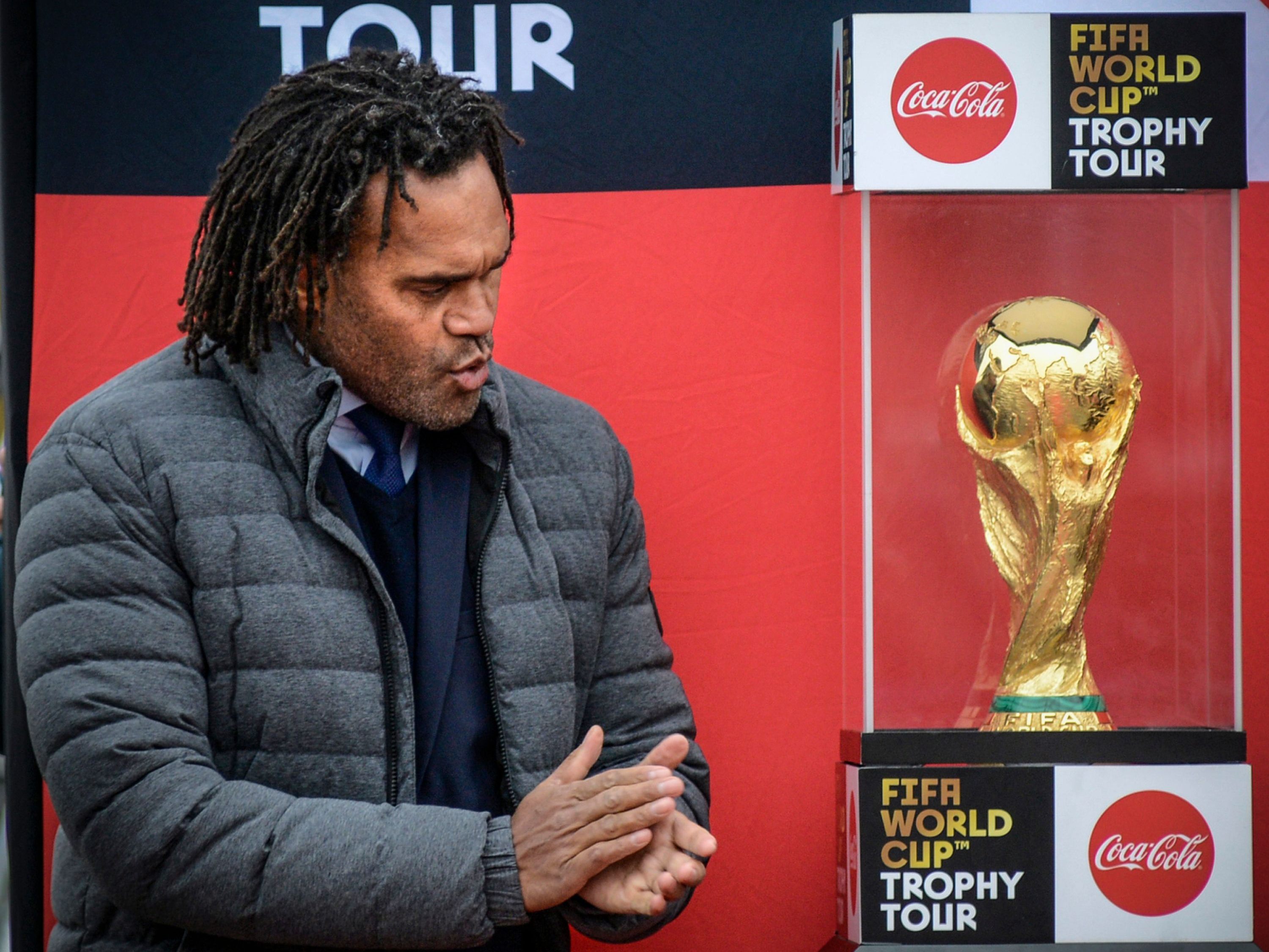 Der französische Ex-Weltmeister Christian Karembeu begleitet den Fußball-WM-Pokal nach Wien.