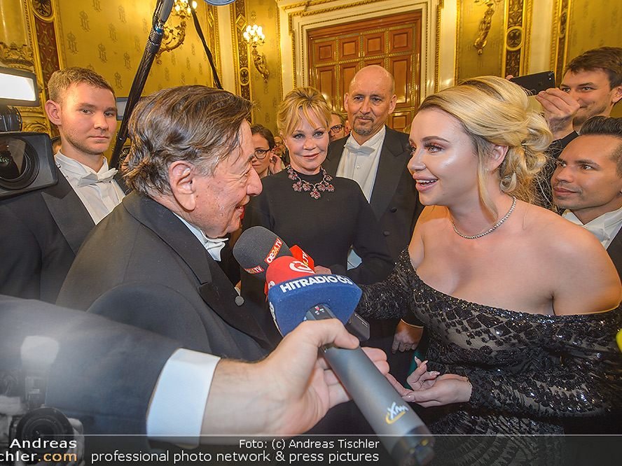 Cathy Lugner trifft als rasende Opernball-Reporterin auf Ex-Mann Richard Lugner.