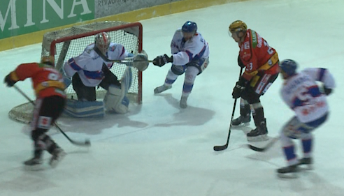 Riesen Diskussion beim 3:2 - Martin Mairitsch versenkt den Puck samt Goalie im Tor