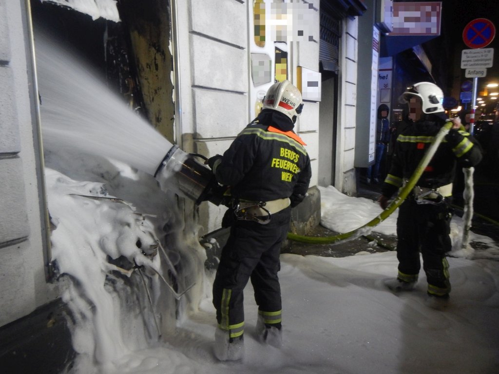 Der Brand in einem Mehrparteienhaus in Favoriten wurde mit Schaum gelöscht. Der Brand in einem Mehrparteienhaus in Favoriten wurde mit Schaum gelöscht.