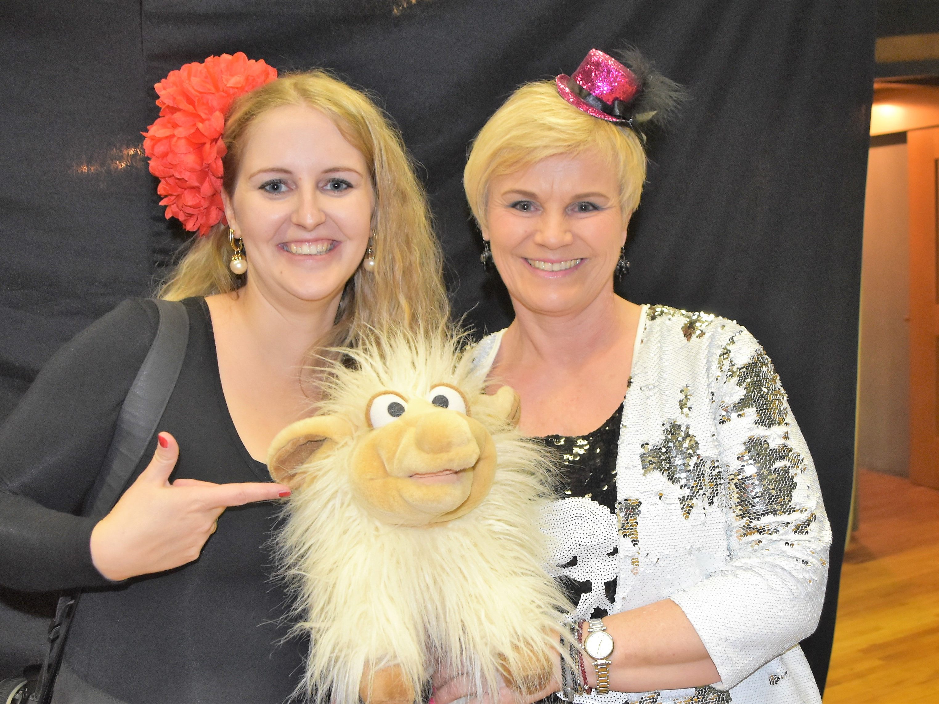 Organisatorin Stefanie Bertsch, Schaf Molly und Monika Marte