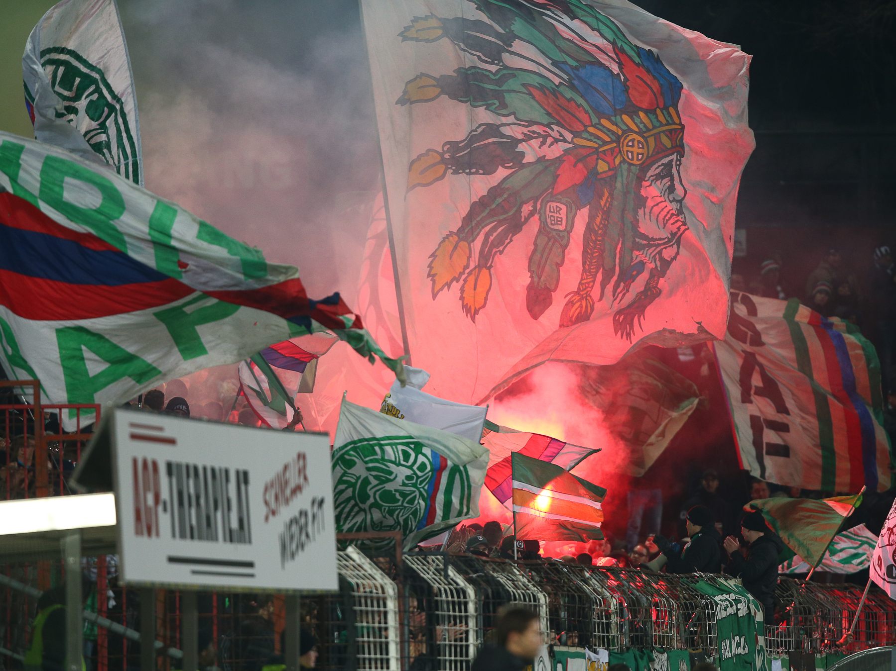 Diesmal machten die Fans des SK Rapid Wien mit einem homophoben Spruchband auf sich Aufmerksam. Diesmal machten die Fans des SK Rapid Wien mit einem homophoben Spruchband auf sich Aufmerksam.