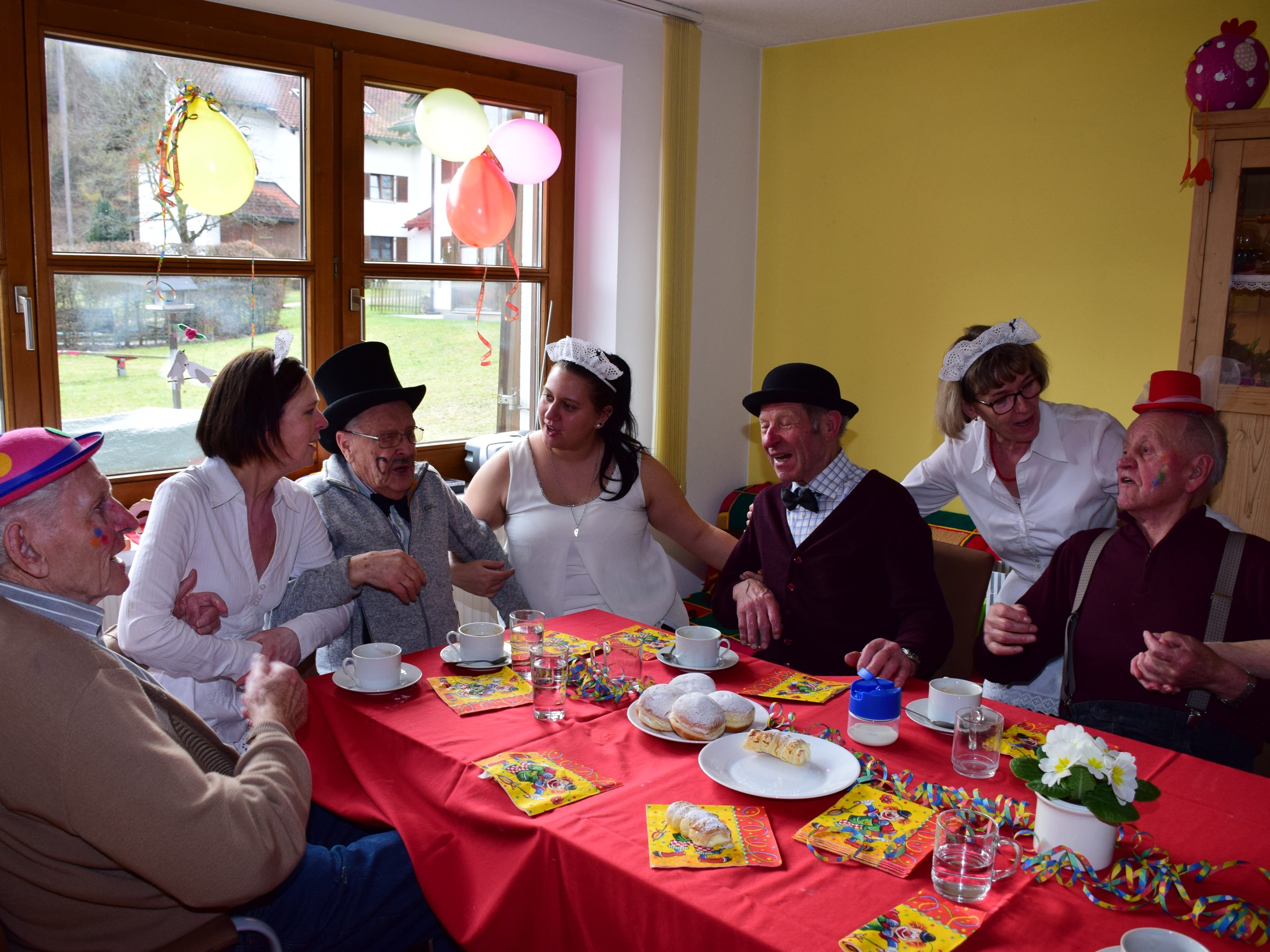 Die Senioren feierten den Fasching in gemütlicher Runde in der Tagesbetreuung des Krankenpflegevereins Frastanz.