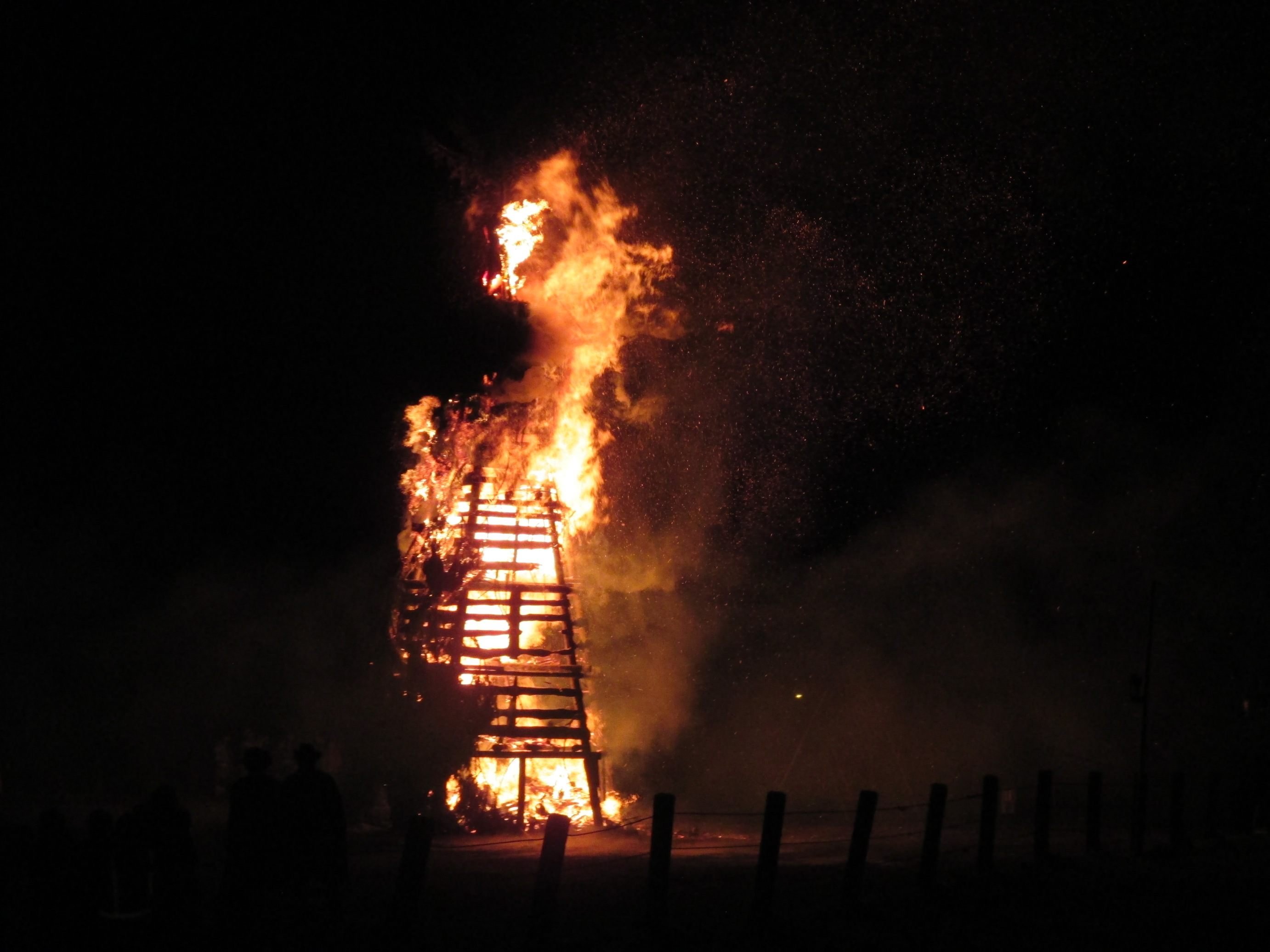 Die Funkenzunft trotzte dem Dauerregen und errichtete den traditionellen Funken. Die Funkenzunft trotzte dem Dauerregen und errichtete den traditionellen Funken.