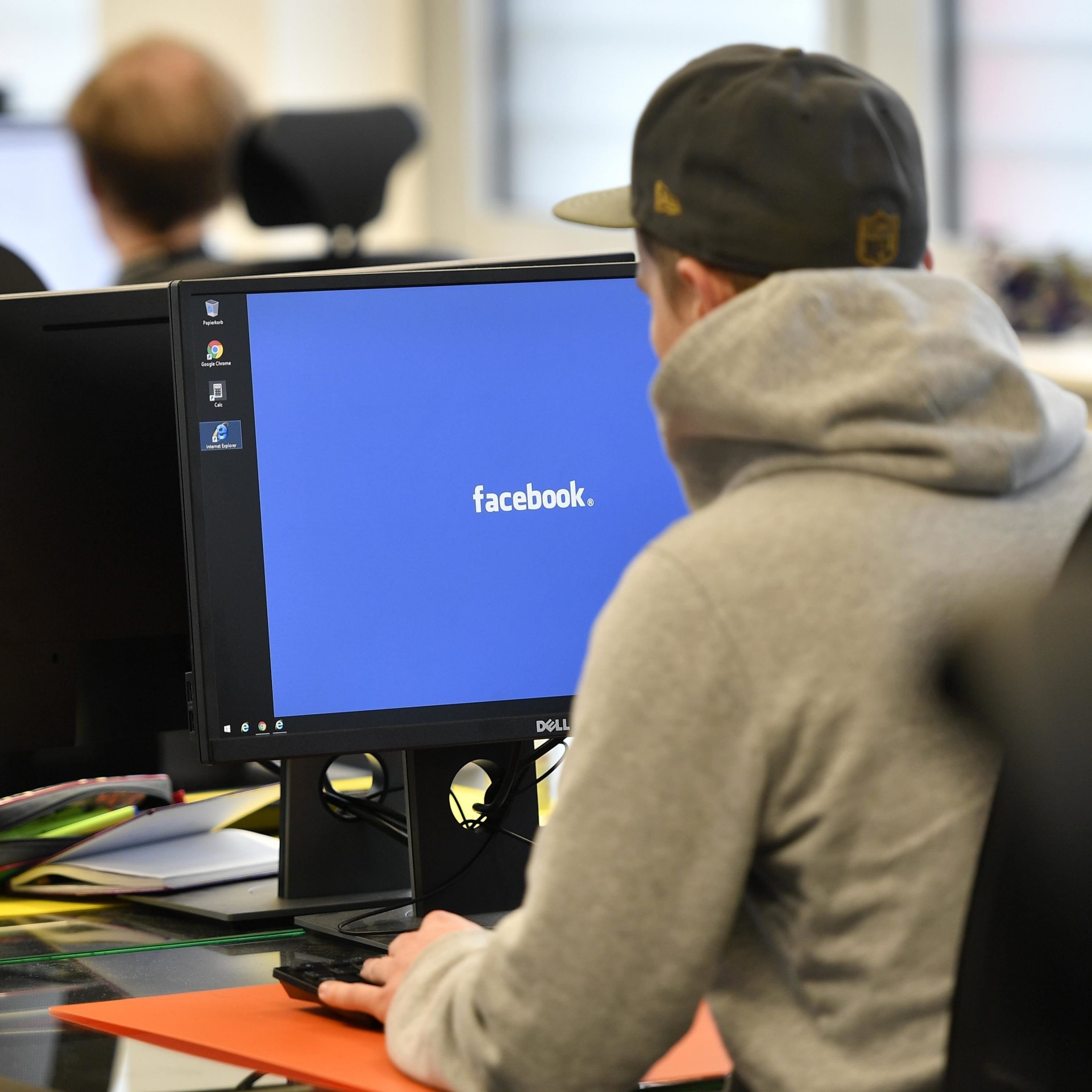 Kritiker werfen dem Unternehmen vor, seine Statistik künstlich aufpolieren zu wollen, indem User so lange genervt würden, bis sie sich wieder einloggen.