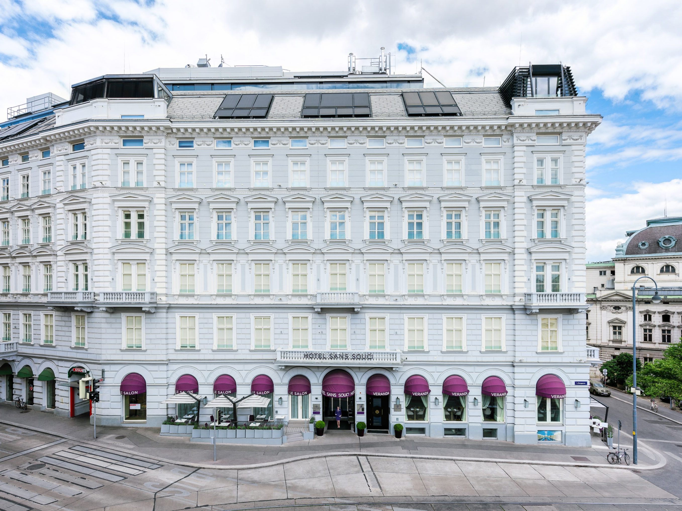 Das Hotel Sans Souci beim Wiener Museumsquartier ist der Innbegriff von Luxus. Das Hotel Sans Souci beim Wiener Museumsquartier ist der Innbegriff von Luxus.
