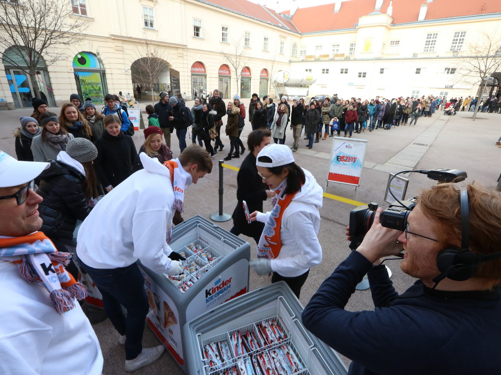 Das Gratis-Eis im Museumquartier ließen sich die Wiener nicht entgehen