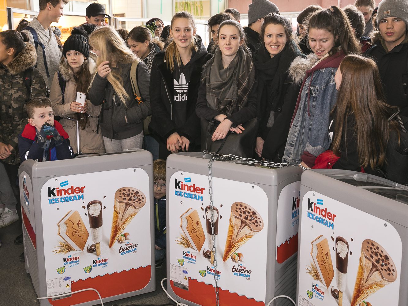 Mit Spannung wird die "Kinder"-Eistruhen-Öffnung erwartet. Mit Spannung wird die "Kinder"-Eistruhen-Öffnung erwartet.