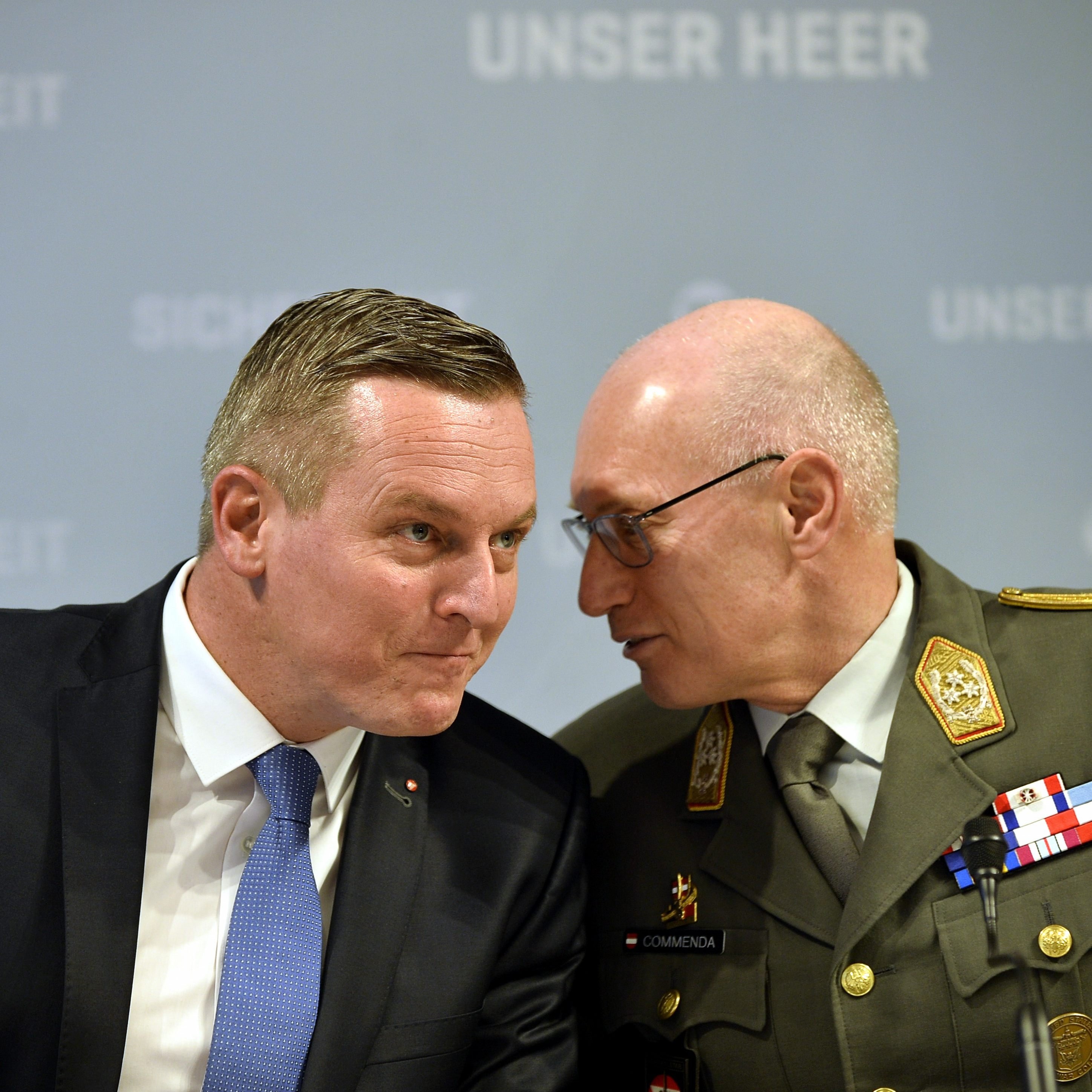 Verteidigungsminister Kunasek (links) zur heimischen Luftraumüberwachung