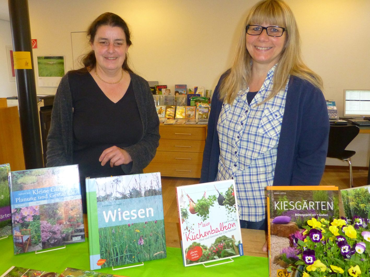 Cordula Mathis und Edith Sutter laden zum Lesefrühling 2018 in die Bücherei.