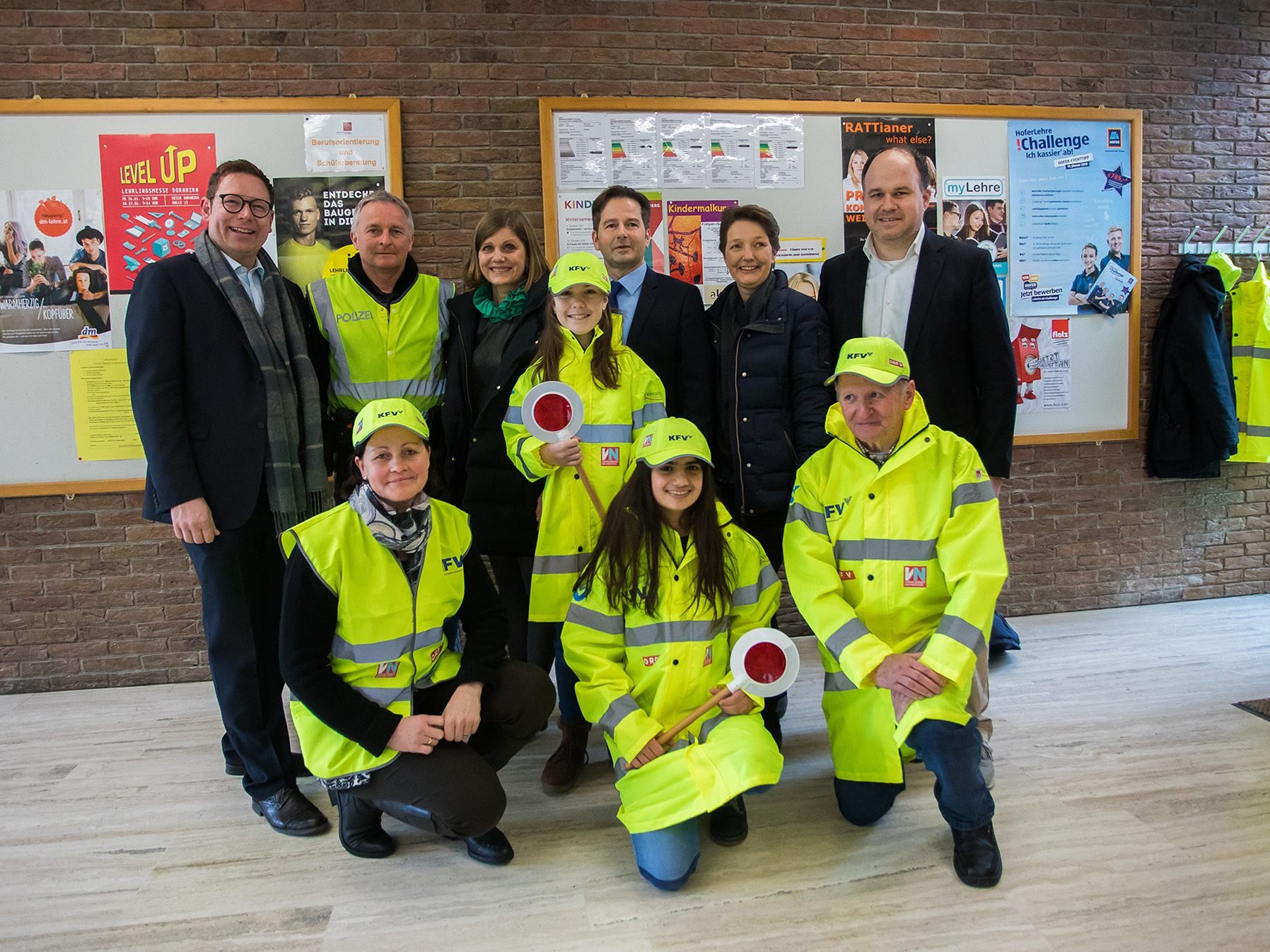hinten v.l.n.r.: ORF-Landesdirektor Markus Klement, Klaus Wiedemann (Landespolizeidirektion/Verkehrserziehung), Landesrätin Barbara Schöbi-Fink, Martin Pfanner (Kuratorium für Verkehrssicherheit), Angelika Walser (Verkehrsreferentin Vorarlberger Landesschulrat), VN-Chefredakteur Gerold Riedmann. Vorne: Schüler- und Elternlotsen der Volksschule/Mittelschule Schwarzach. hinten v.l.n.r.: ORF-Landesdirektor Markus Klement, Klaus Wiedemann (Landespolizeidirektion/Verkehrserziehung), Landesrätin Barbara Schöbi-Fink, Martin Pfanner (Kuratorium für Verkehrssicherheit), Angelika Walser (Verkehrsreferentin Vorarlberger Landesschulrat), VN-Chefredakteur Gerold Riedmann. Vorne: Schüler- und Elternlotsen der Volksschule/Mittelschule Schwarzach.