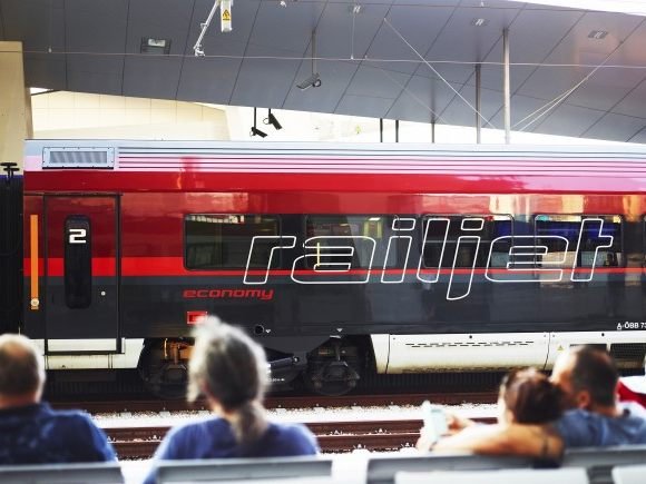 Alle 60 Railjet-Züge der ÖBB wurden mit Defibrillatoren ausgestattet.