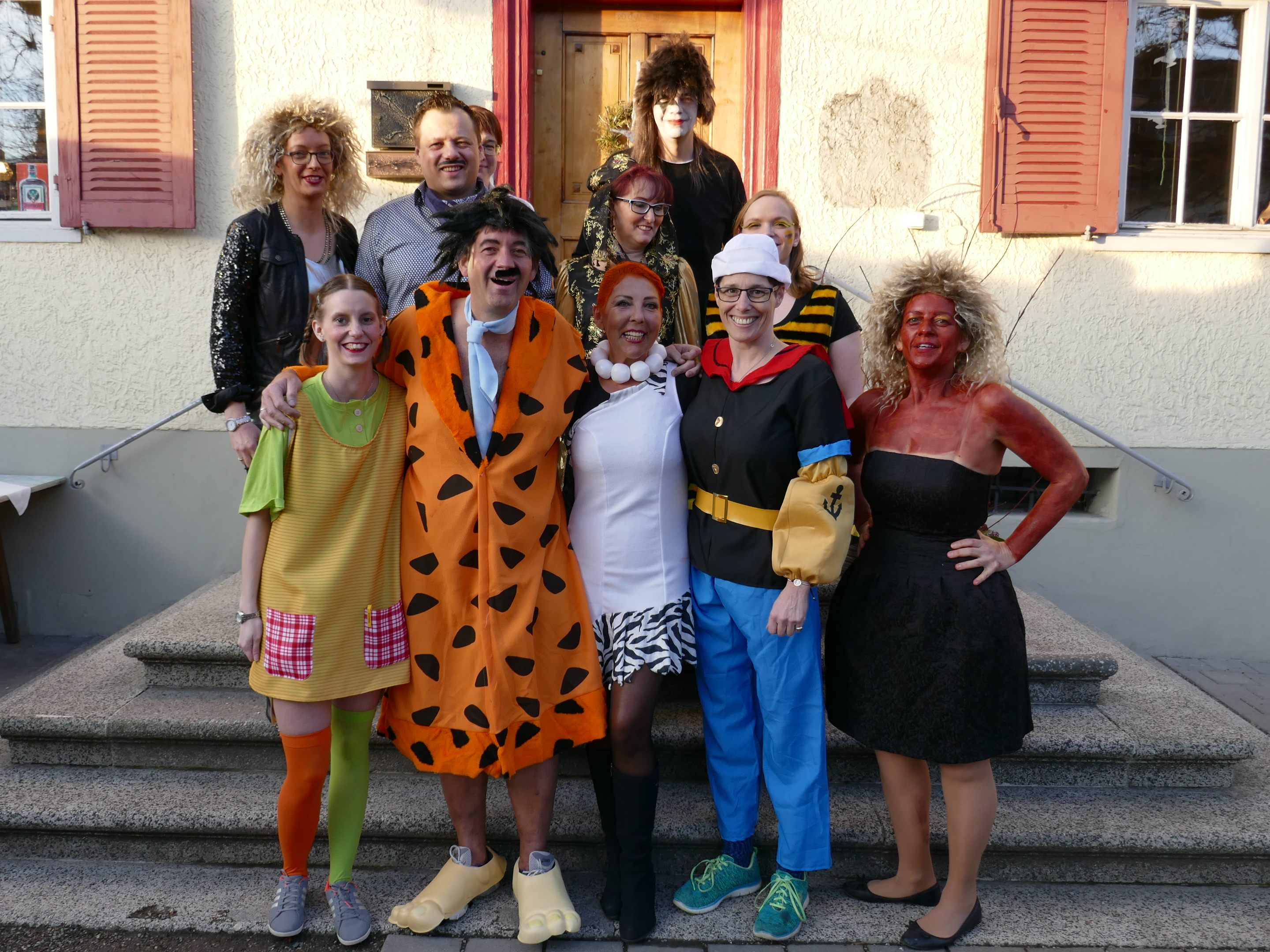 Fred und Wilma Feuerstein, alias Roland und Martina Vith, organisierten mit ihrem Rankler Hof Team wieder eine geniale Teekränzle-Party. Fred und Wilma Feuerstein, alias Roland und Martina Vith, organisierten mit ihrem Rankler Hof Team wieder eine geniale Teekränzle-Party.