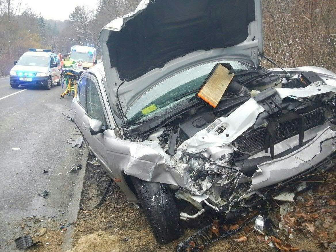 Bei einer Kollision in Hernals wurde ein PKW-Lenkerin lebensgefährlich verletzt Bei einer Kollision in Hernals wurde ein PKW-Lenkerin lebensgefährlich verletzt
