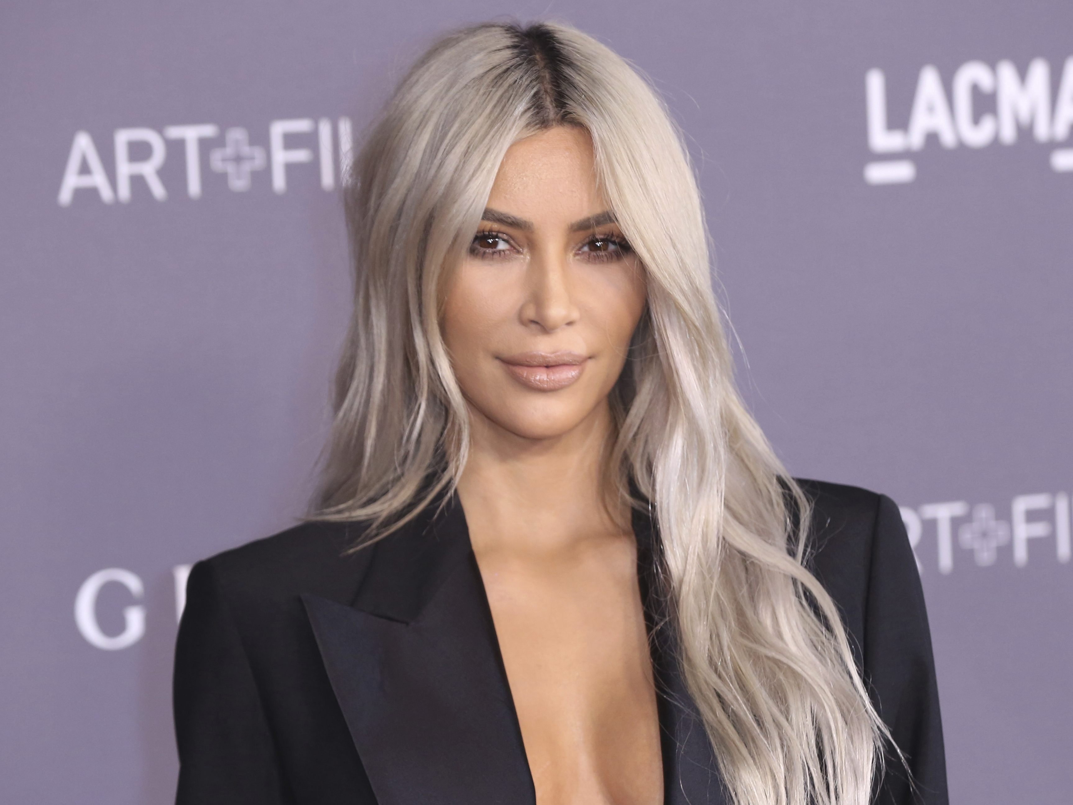 Kim Kardashian veröffentlichte das erste Foto ihrer Tochter Chigago West.