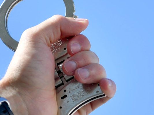 Der mutmaßliche Dealer wurde festgenommen. Der mutmaßliche Dealer wurde festgenommen.