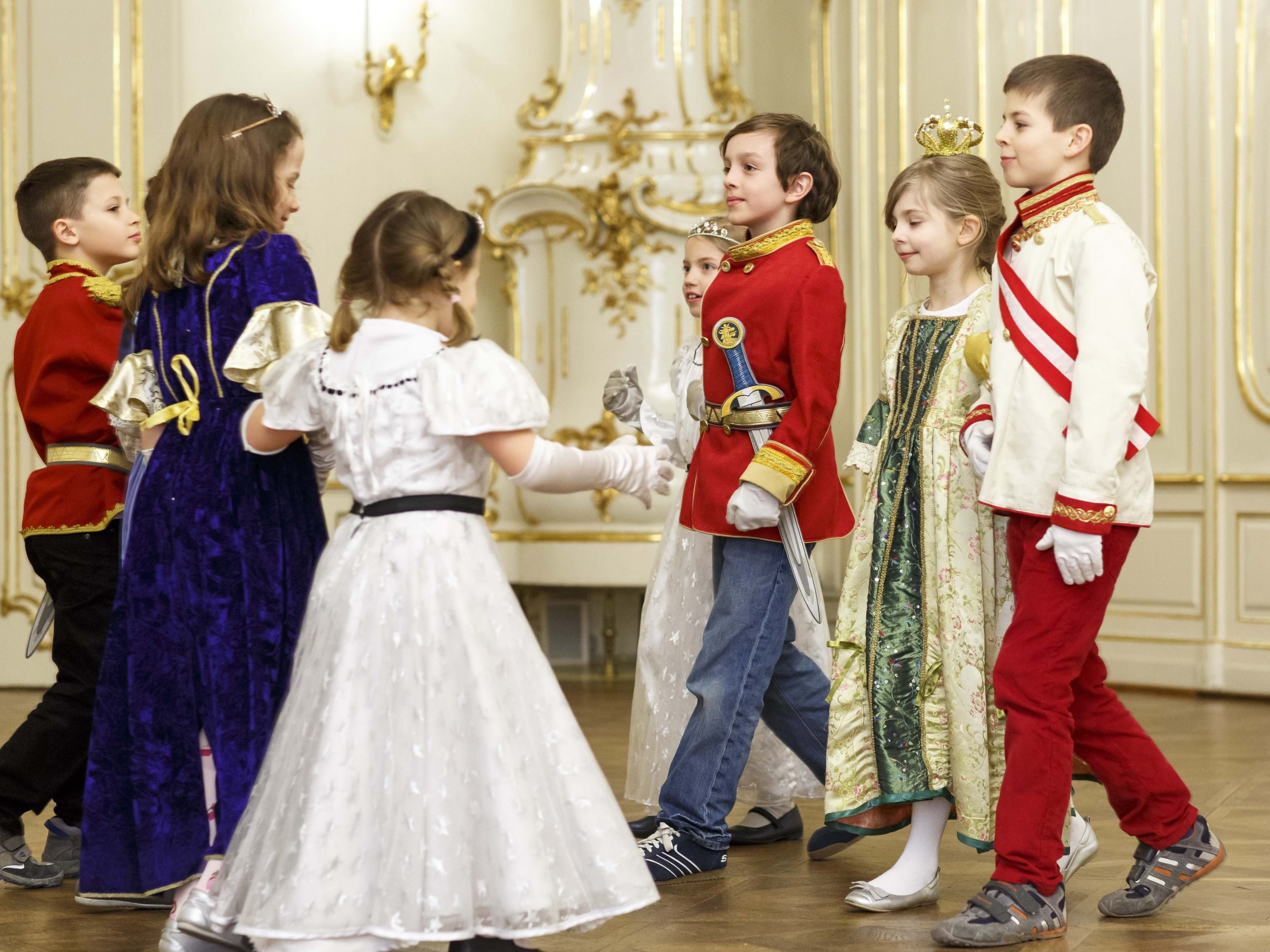 Im Kindermuseum "Schloss Schönbrunn" gibt es ein buntes Kinderprogramm wie etwa den Quadrille-Tanz.