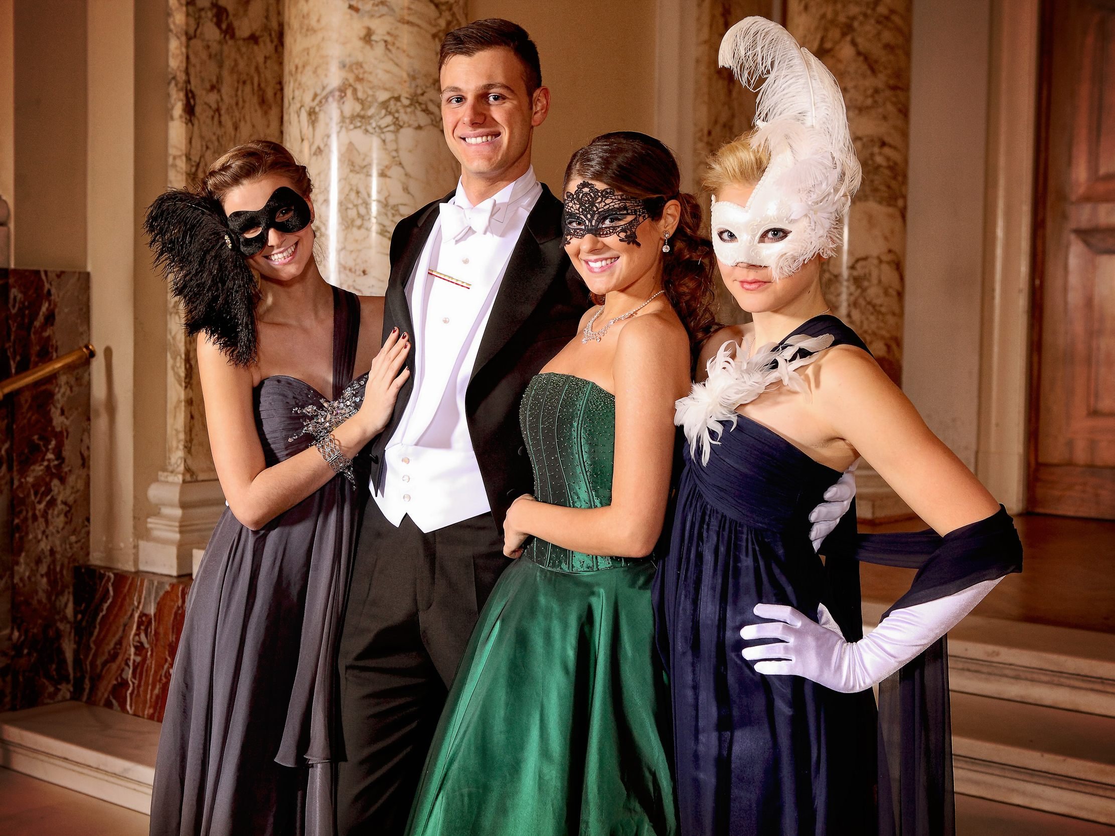 Das Markenzeichen der Rudolfina-Redoute in Wien sind die auffälligen Masken der Damen. Das Markenzeichen der Rudolfina-Redoute in Wien sind die auffälligen Masken der Damen.