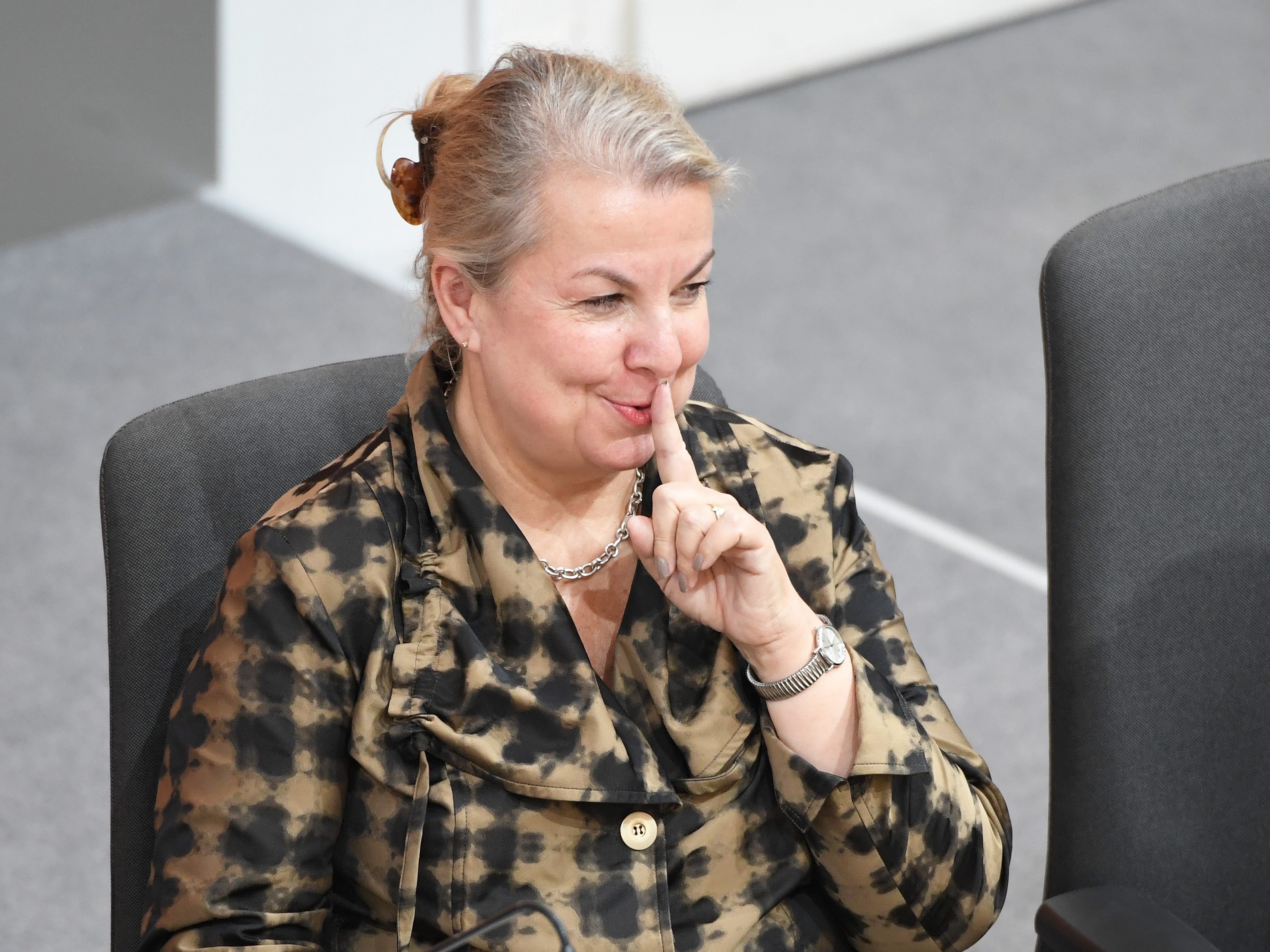 Beate Hartinger-Klein will offenbar die Mängel-Vorgaben der Arbeitsinspektoren streichen Beate Hartinger-Klein will offenbar die Mängel-Vorgaben der Arbeitsinspektoren streichen