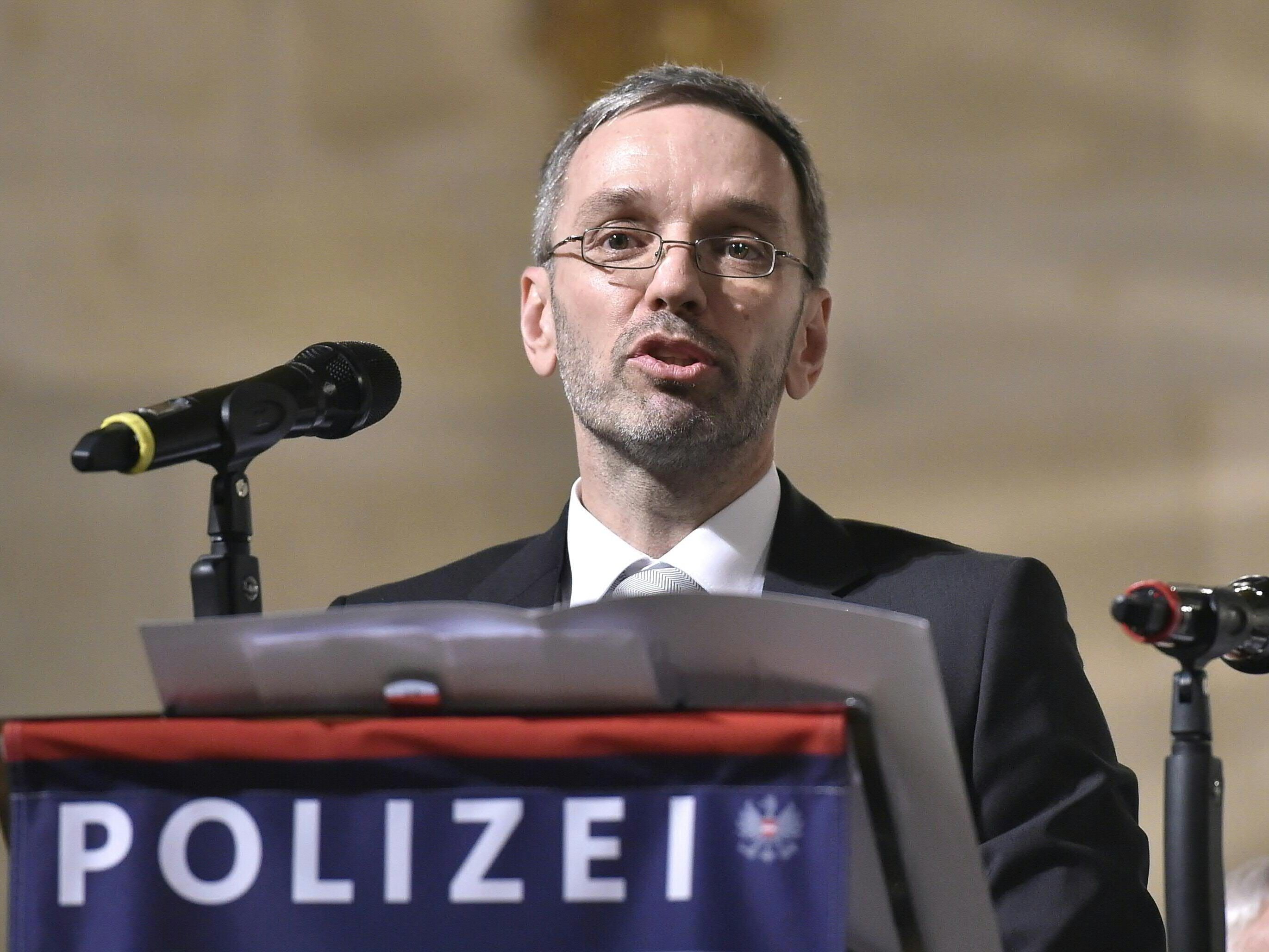 Innenminister Kickl will gegen "Unfall-Voyeure" vorgehen