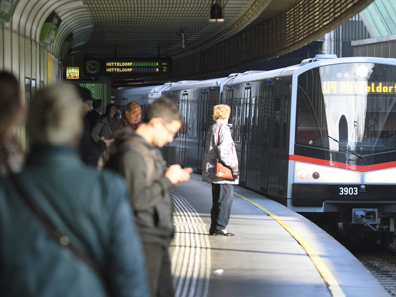 In einer U4-Station stürzte ein 39-Jährige auf die Schienen In einer U4-Station stürzte ein 39-Jährige auf die Schienen
