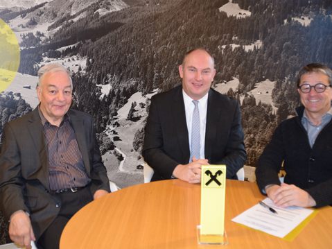 Obmann Walter Müller mit Vorstandsdirektor Stefan Wachter und Finanzreferent Jürgen Bürkle bei der Vertragsunterzeichnung. Obmann Walter Müller mit Vorstandsdirektor Stefan Wachter und Finanzreferent Jürgen Bürkle bei der Vertragsunterzeichnung.