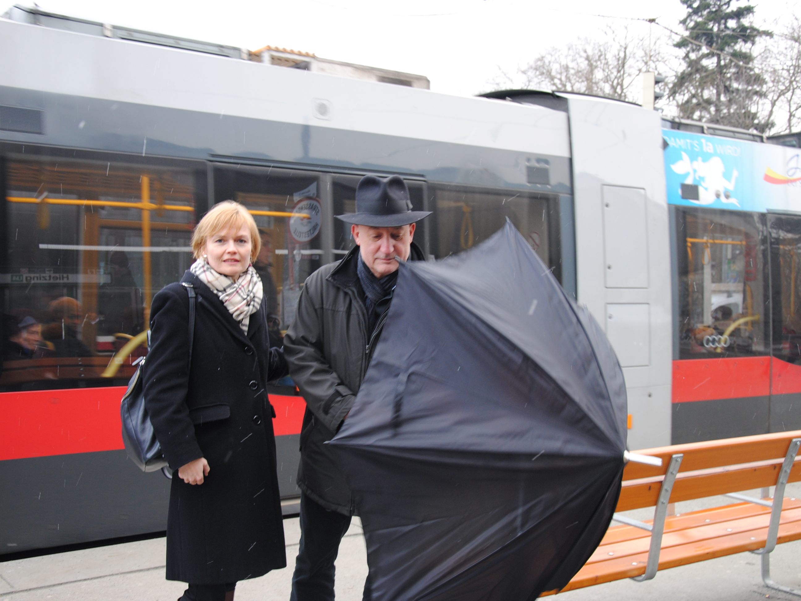 Auf der Kennedybrücke wird ein Wetterschutz für Fahrgäste der Wiener Linien gefordert.