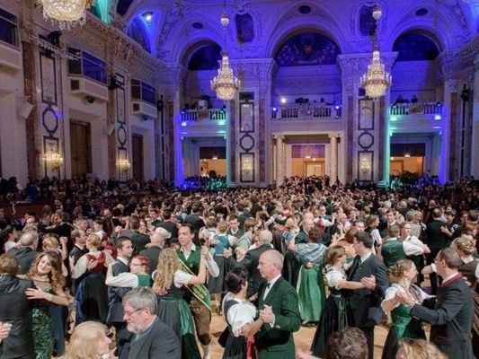 Fesch in Tracht beim BOKU-Ball.