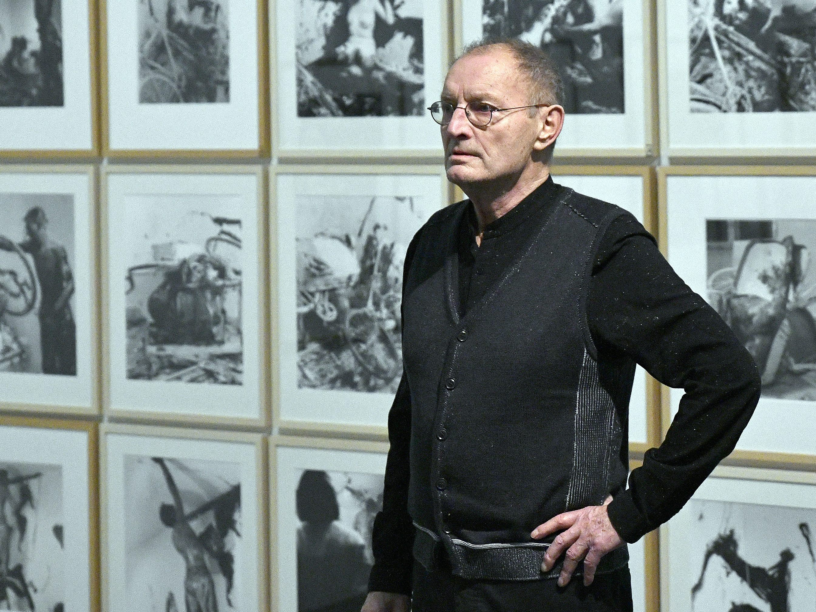 Das Belvedere 21 präsentiert eine Brus-Retrospektive.