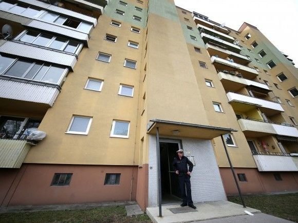 In diesem Haus in Wien-Donaustadt wurde die 80-Jährige von ihrem Sohn erdrosselt.