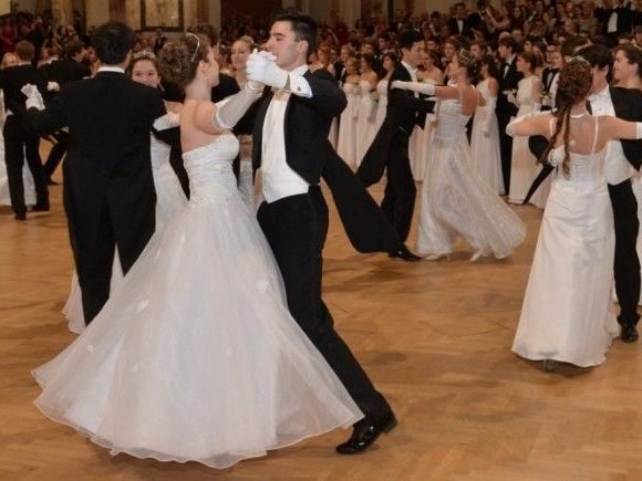 Beim Elmayer-Kränzchen den Faschingsdienstag feiern.