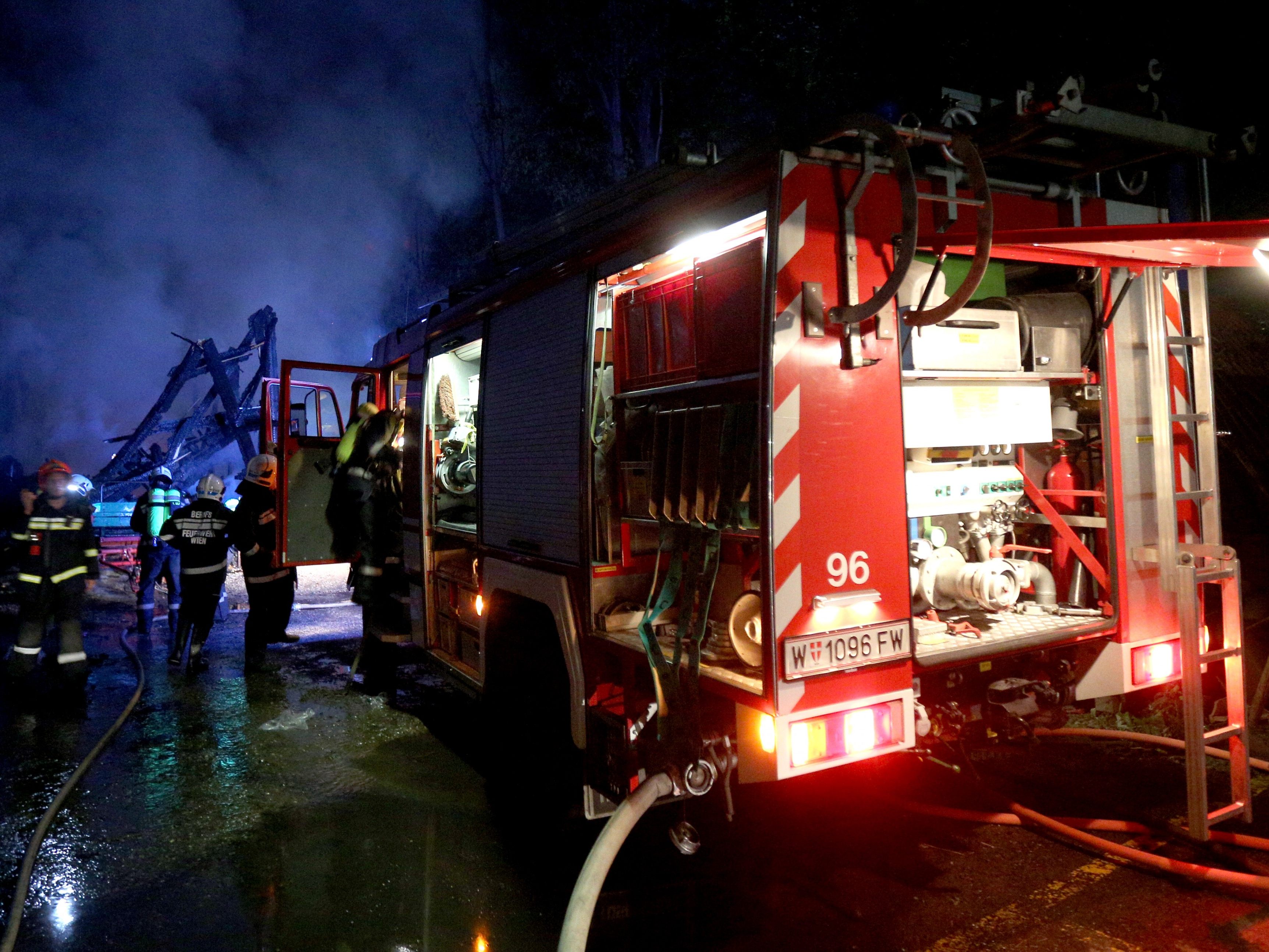 Ein Mehrparteienhaus in Wien-Favoriten fing am Dienstagabend Feuer (Symbolbild). Ein Mehrparteienhaus in Wien-Favoriten fing am Dienstagabend Feuer (Symbolbild).