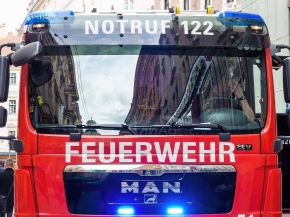 Die Feuerwehr musste mit Atemmasken in das Haus in Baden eintreten.