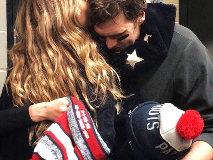 Gisele Bündchen tröstet ihren Ehemann Tom Brady nach der Super-Bowl-Pleite.