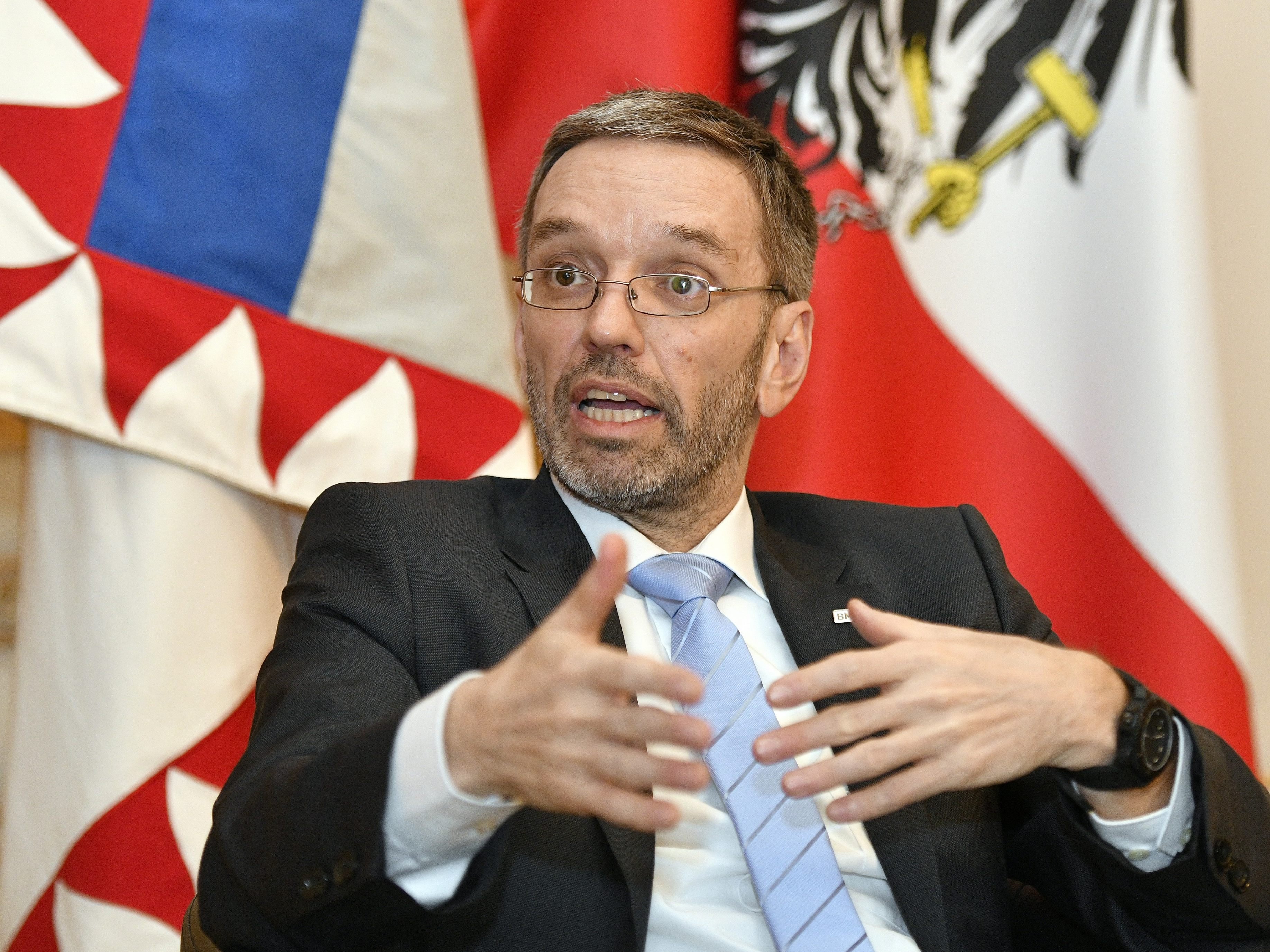 Innenminister Kickl spricht sich im Interview für eine Ausweitung der Liste der "sicheren Herkunftsländer" aus.