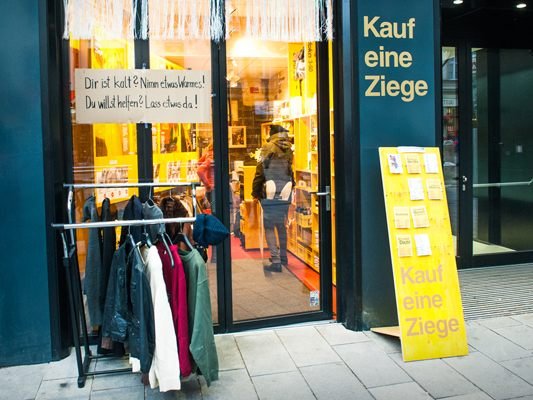 Beim offenen Kleiderständer kann warme Winterkleidung abgegeben und mitgenommen werden. Beim offenen Kleiderständer kann warme Winterkleidung abgegeben und mitgenommen werden.