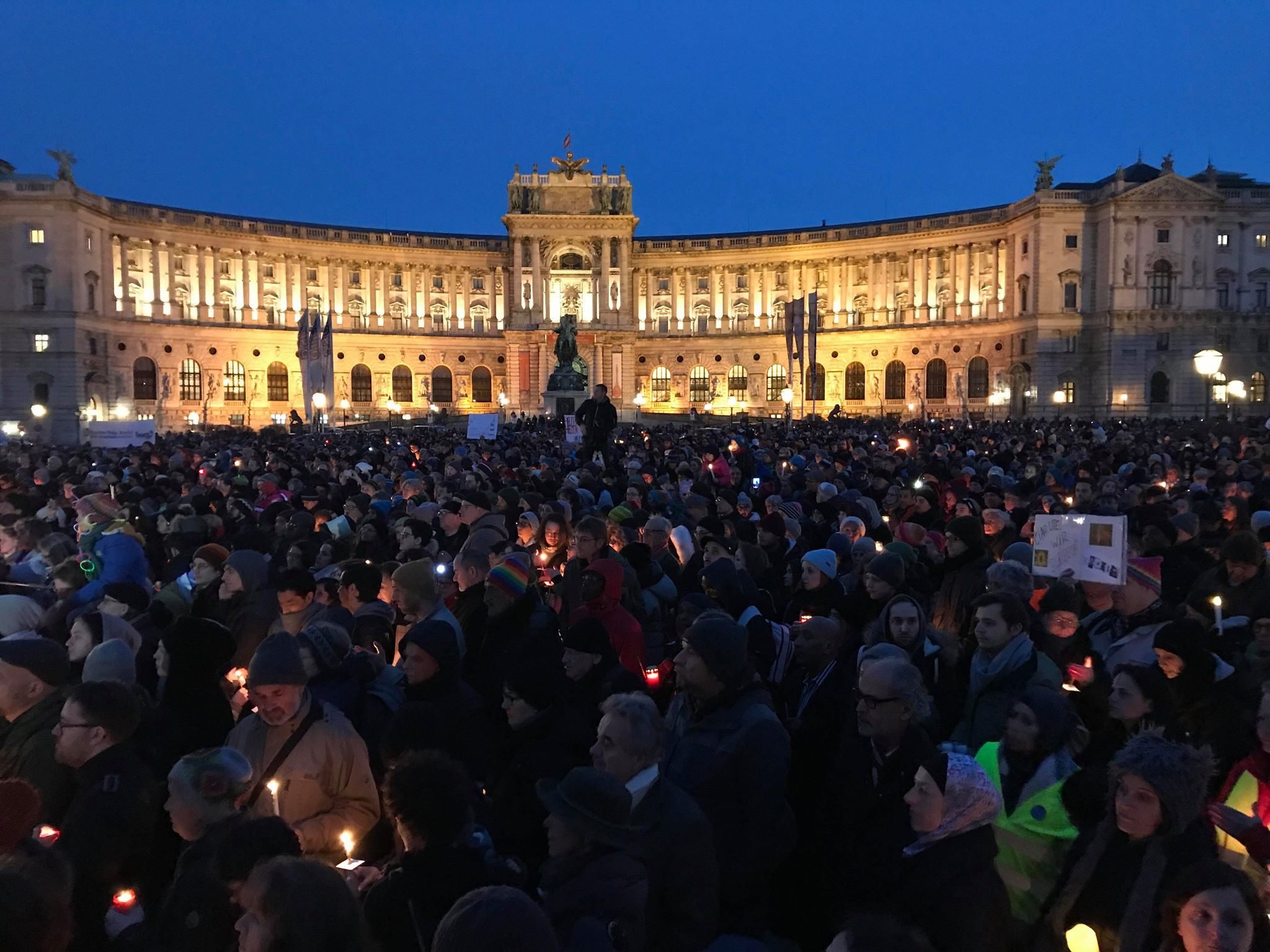 Etwa 5.000 bis 6.000 Menschen nahmen heute auf dem Heldenplatz Abschied von Ute Bock.