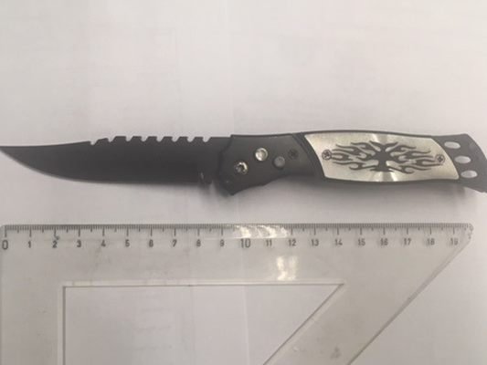 Die Jugendlichen bedrohten ihre Opfer mit einem Klappmesser.