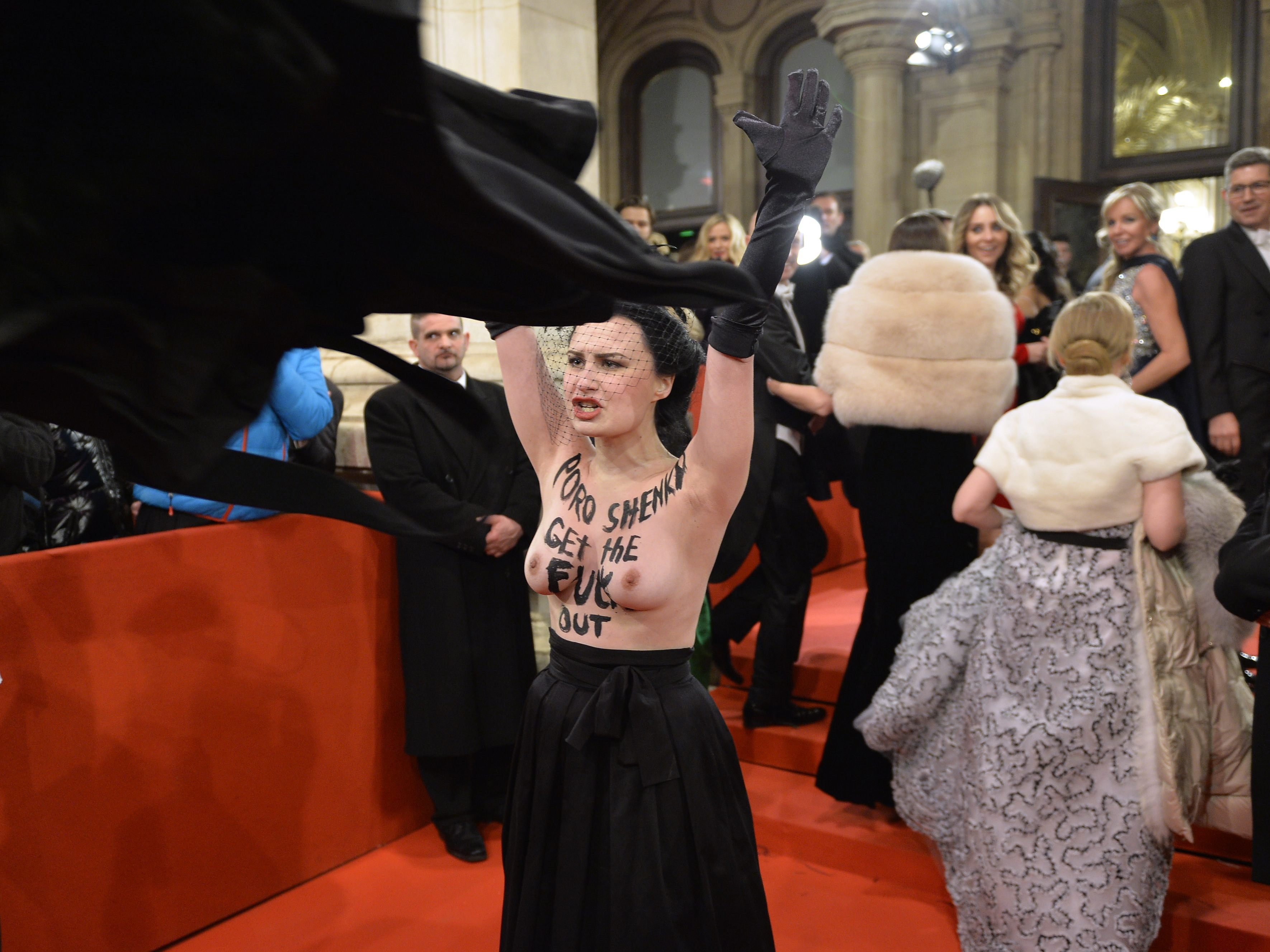 Eine Femen-Aktivistin stürmte den Roten Teppich des Wiener Opernballs 2018. Eine Femen-Aktivistin stürmte den Roten Teppich des Wiener Opernballs 2018.