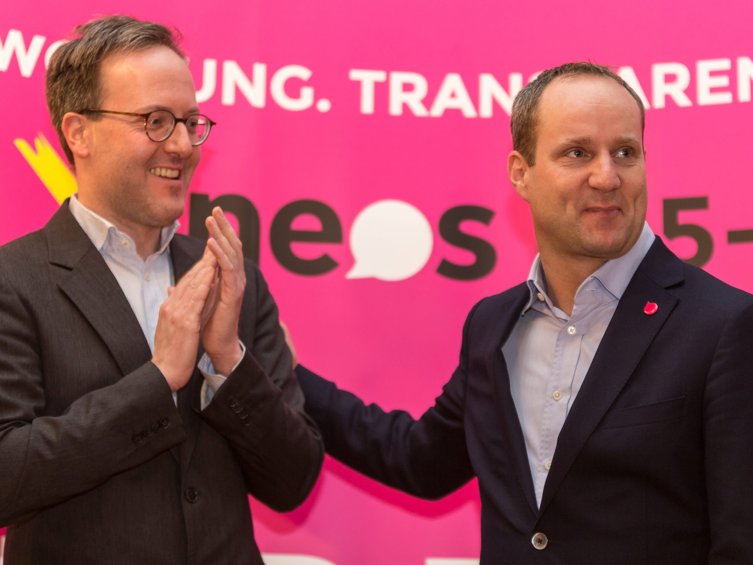 Der Tiroler Spitzenkandidat Dominik Oberhofer mit NEOS-Chef Matthias Strolz. Der Tiroler Spitzenkandidat Dominik Oberhofer mit NEOS-Chef Matthias Strolz.