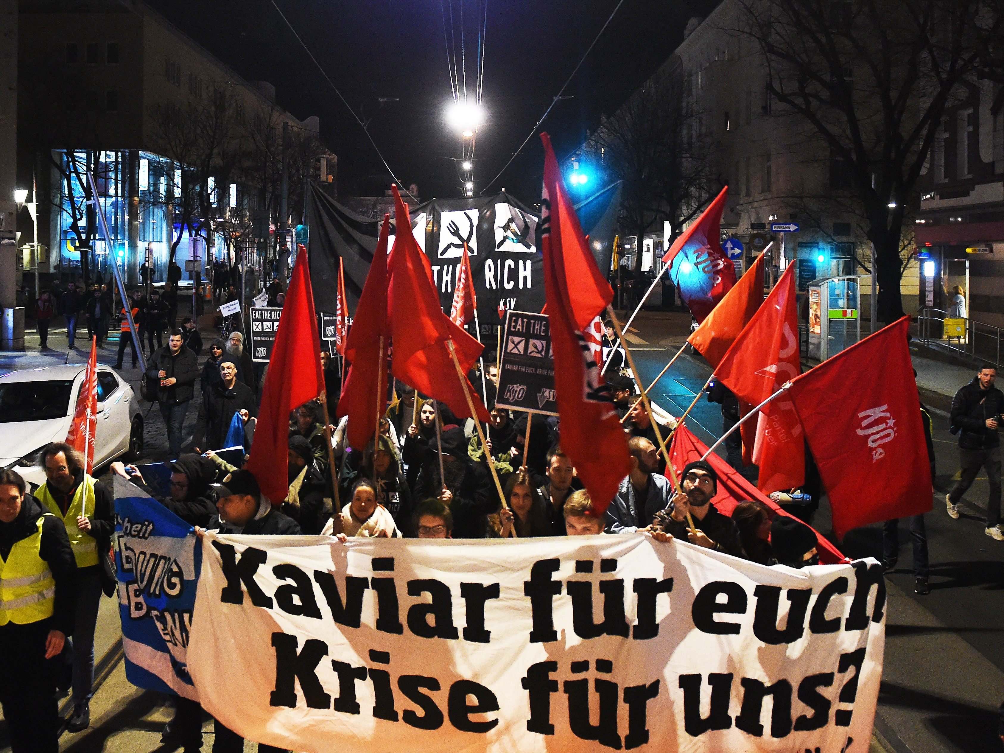 Die Kommunisitische Jugend Österreichs demonstriert wieder gegen den Opernball. Die Kommunisitische Jugend Österreichs demonstriert wieder gegen den Opernball.
