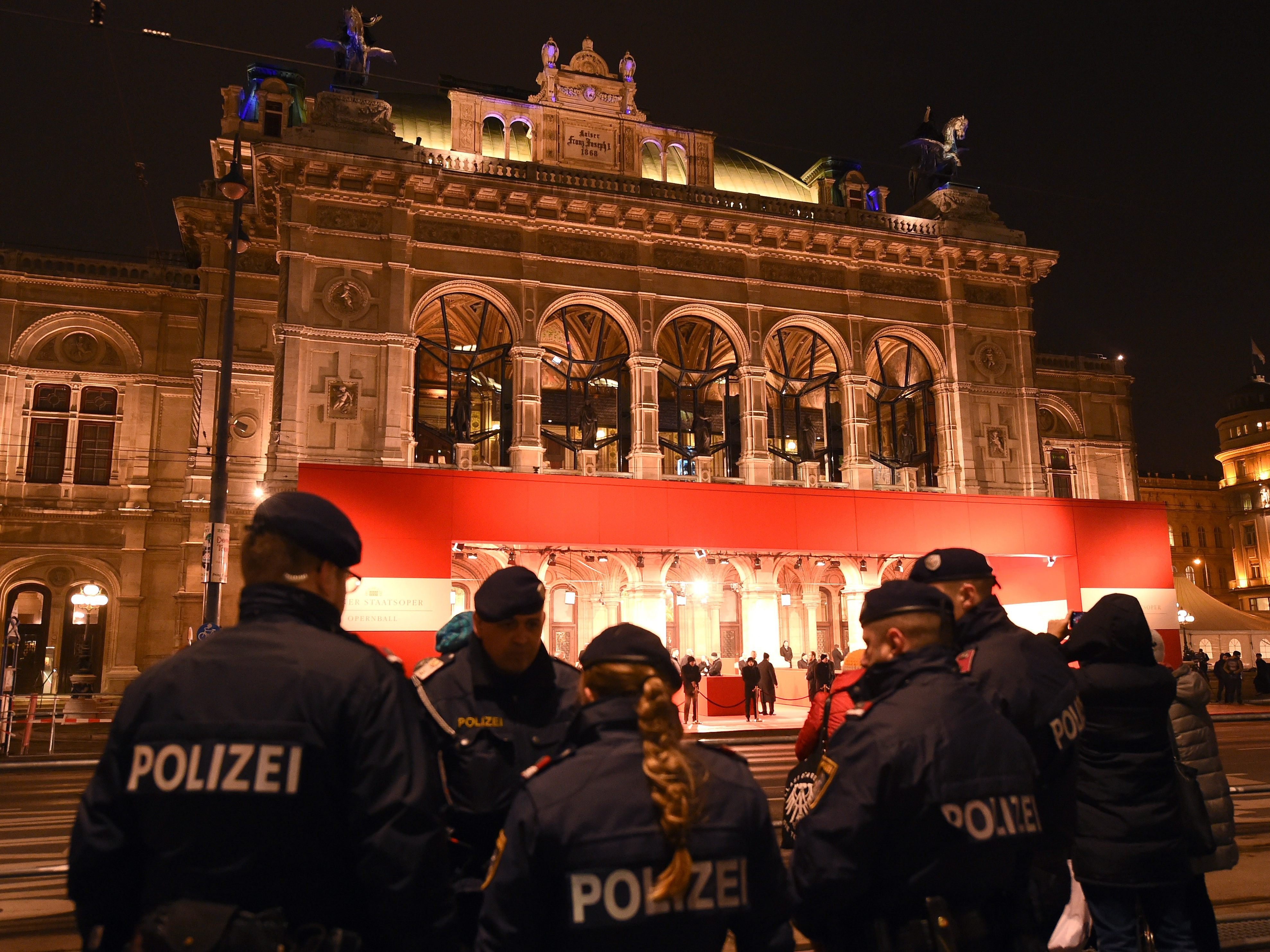 90 Teilnehmer bei der Opernball-Demo 2018. 90 Teilnehmer bei der Opernball-Demo 2018.