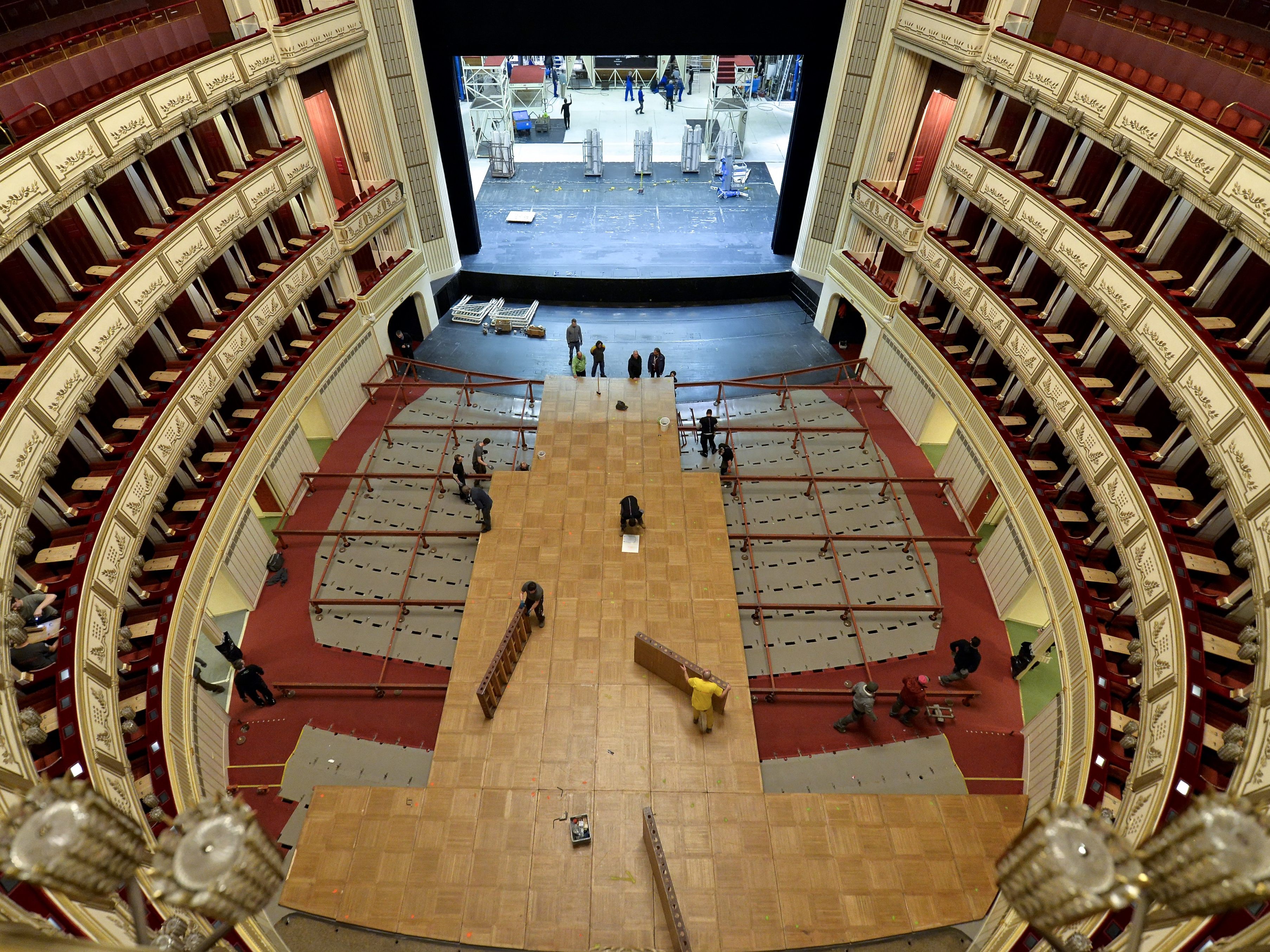 Die Staatsoper wird für den Opernball 2018 umgebaut.